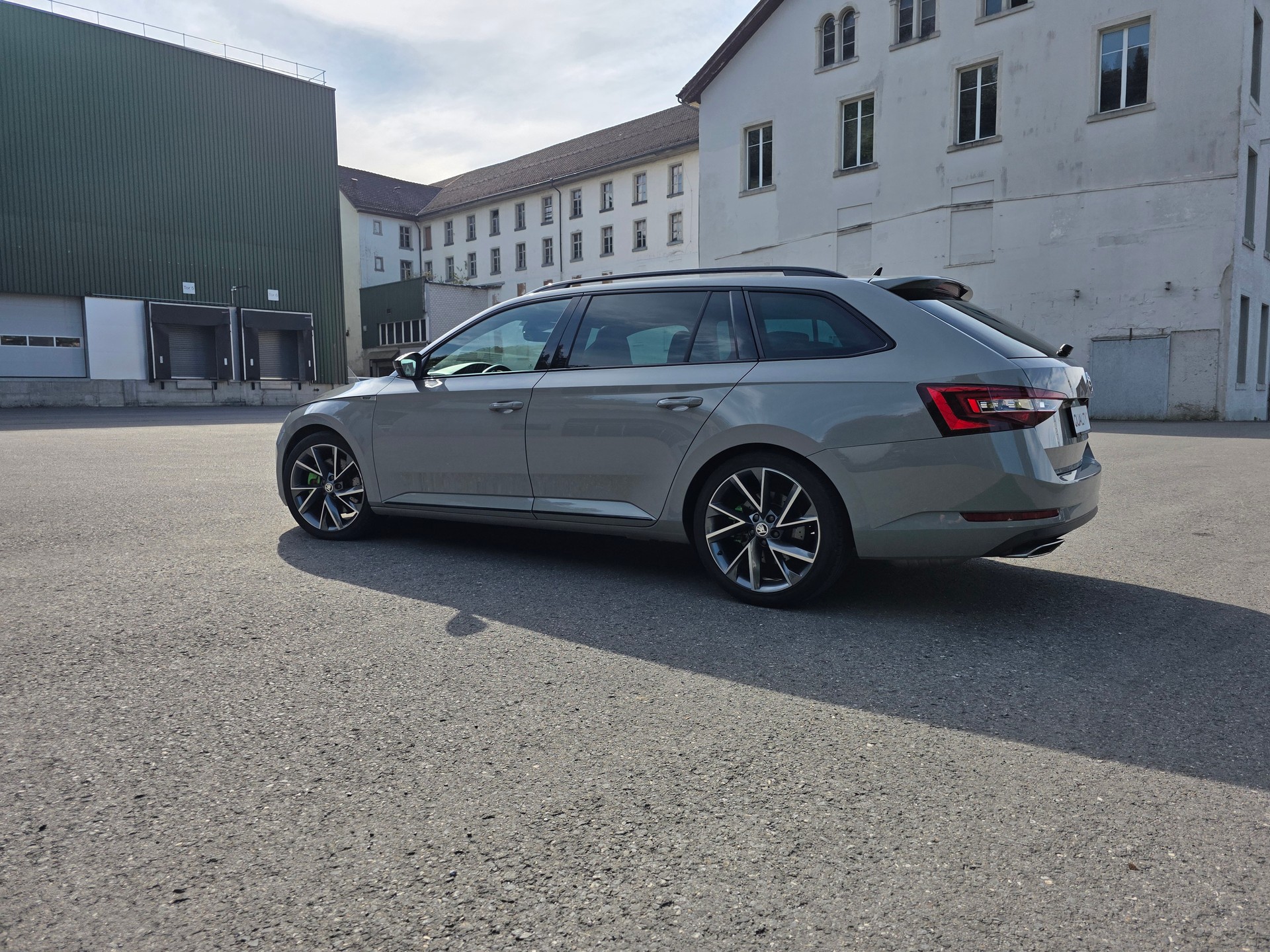 SKODA Superb Combi 2.0 TSI SportLine+ DSG 4x4-image-14