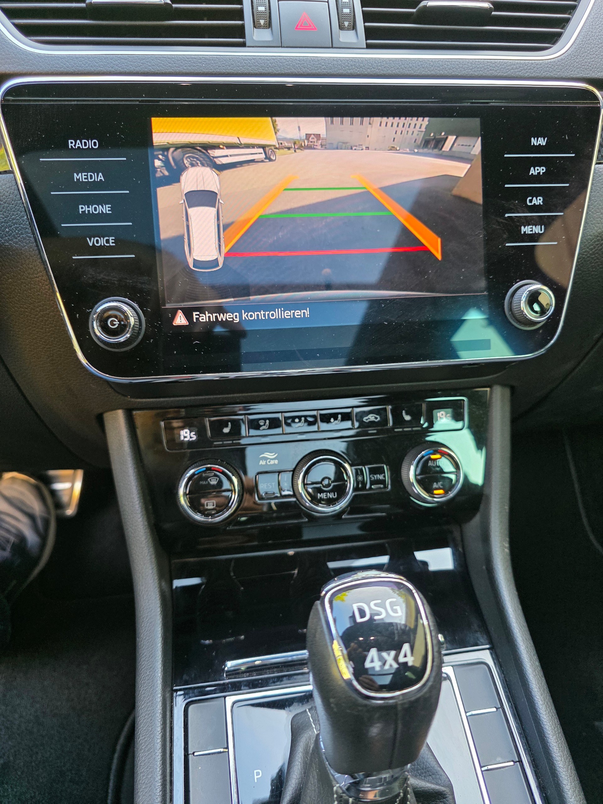 SKODA Superb Combi 2.0 TSI SportLine+ DSG 4x4-image-26