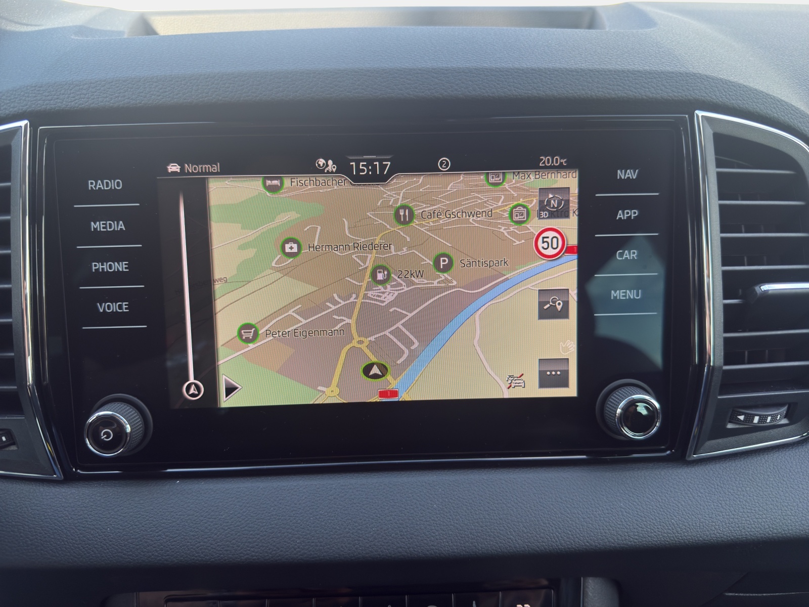 SKODA Karoq 2.0 TDI CR Dynamic 4x4 DSG-image-13