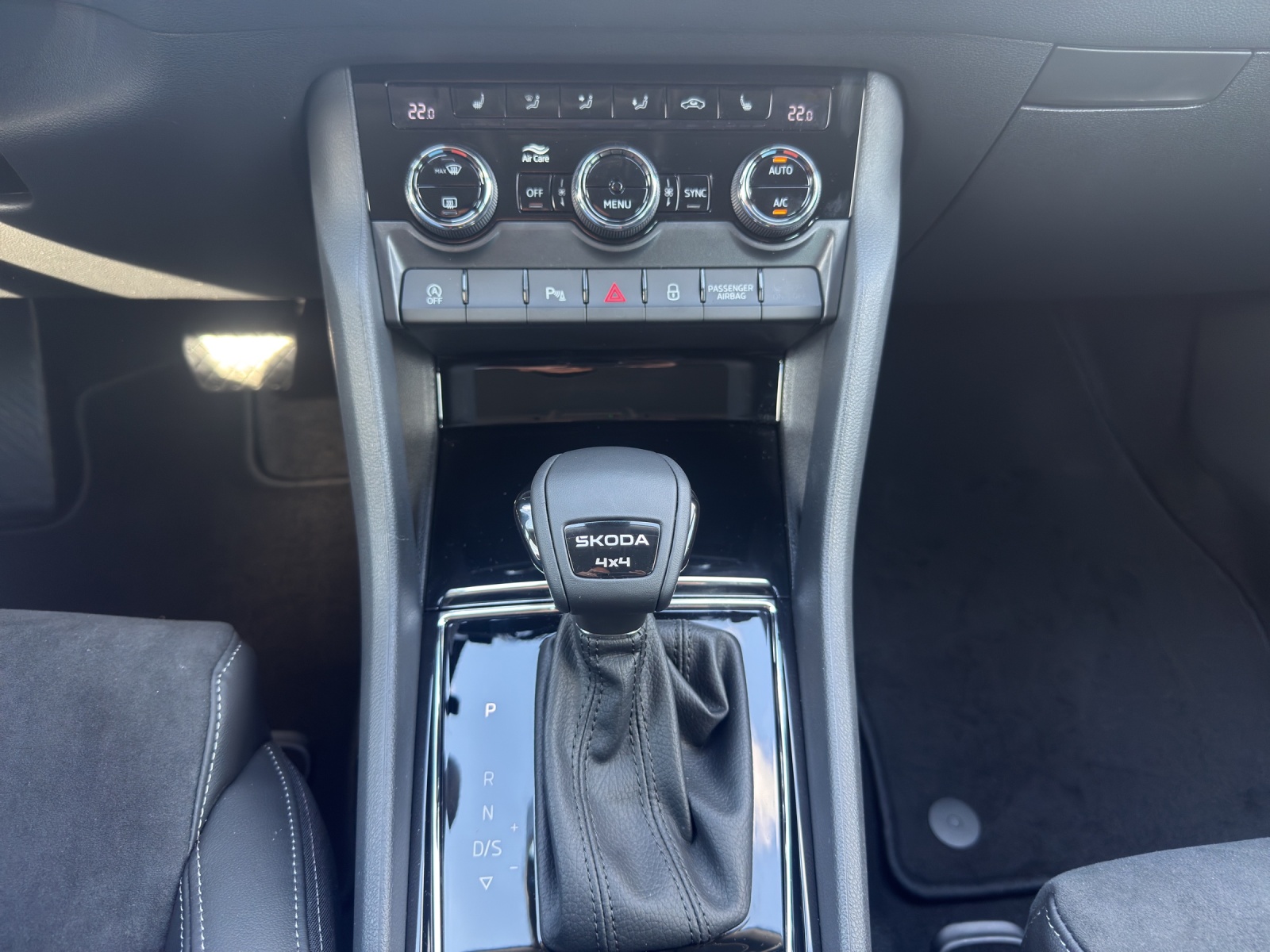 SKODA Karoq 2.0 TDI CR Dynamic 4x4 DSG-image-10