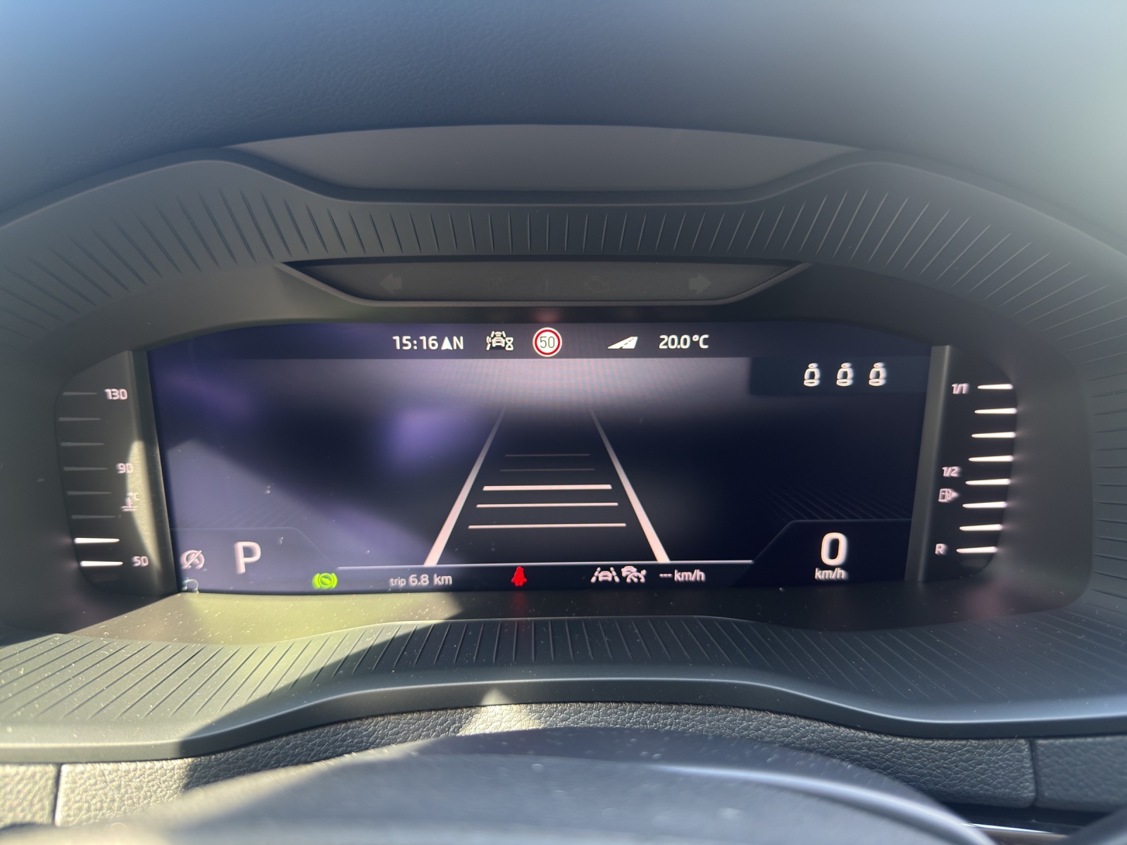 SKODA Karoq 2.0 TDI CR Dynamic 4x4 DSG-image-8
