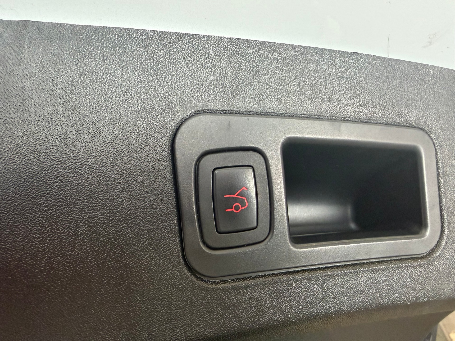 TESLA Model S 70 D-image-10