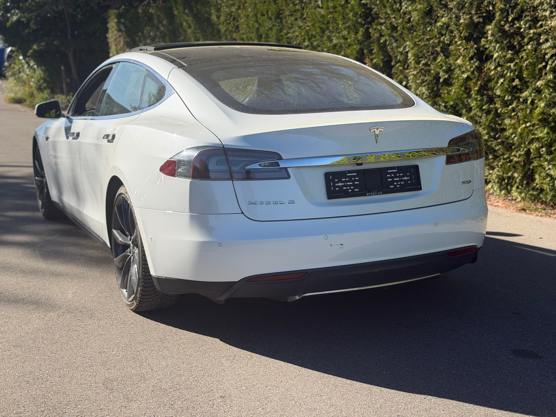 TESLA Model S 70 D-image-6