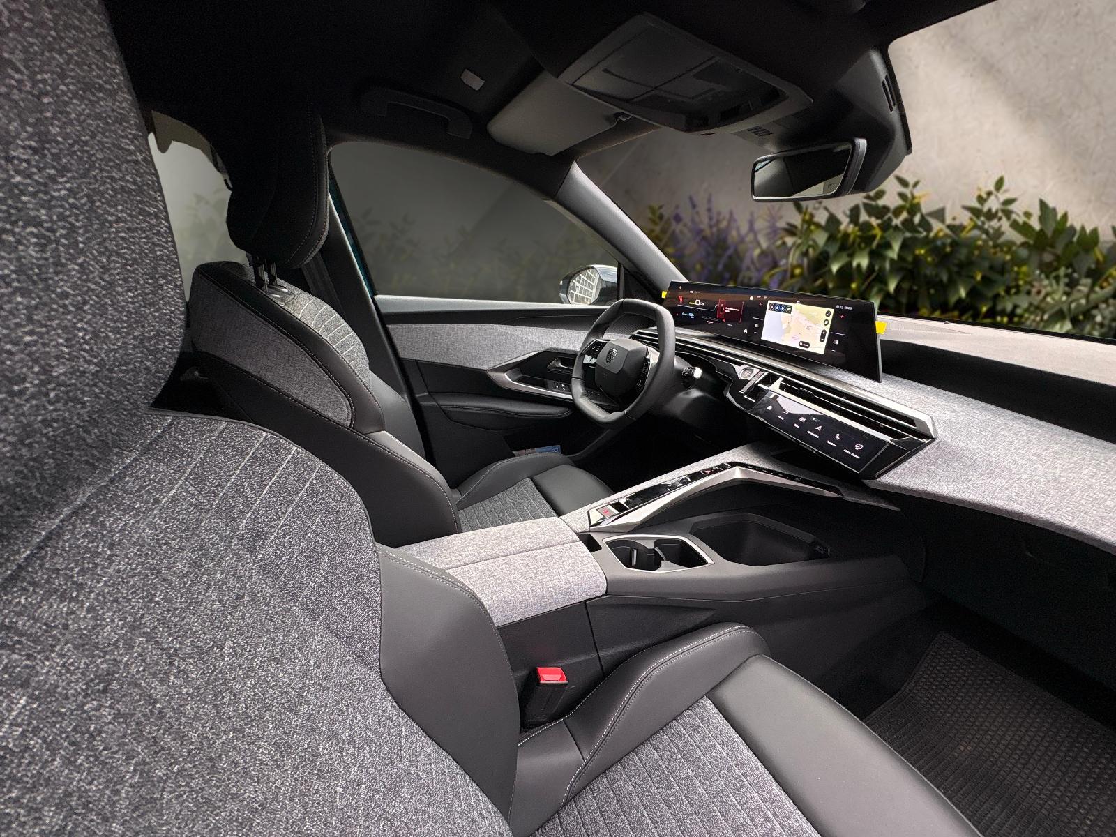 PEUGEOT 3008 e-Allure Premium AWD-image-9