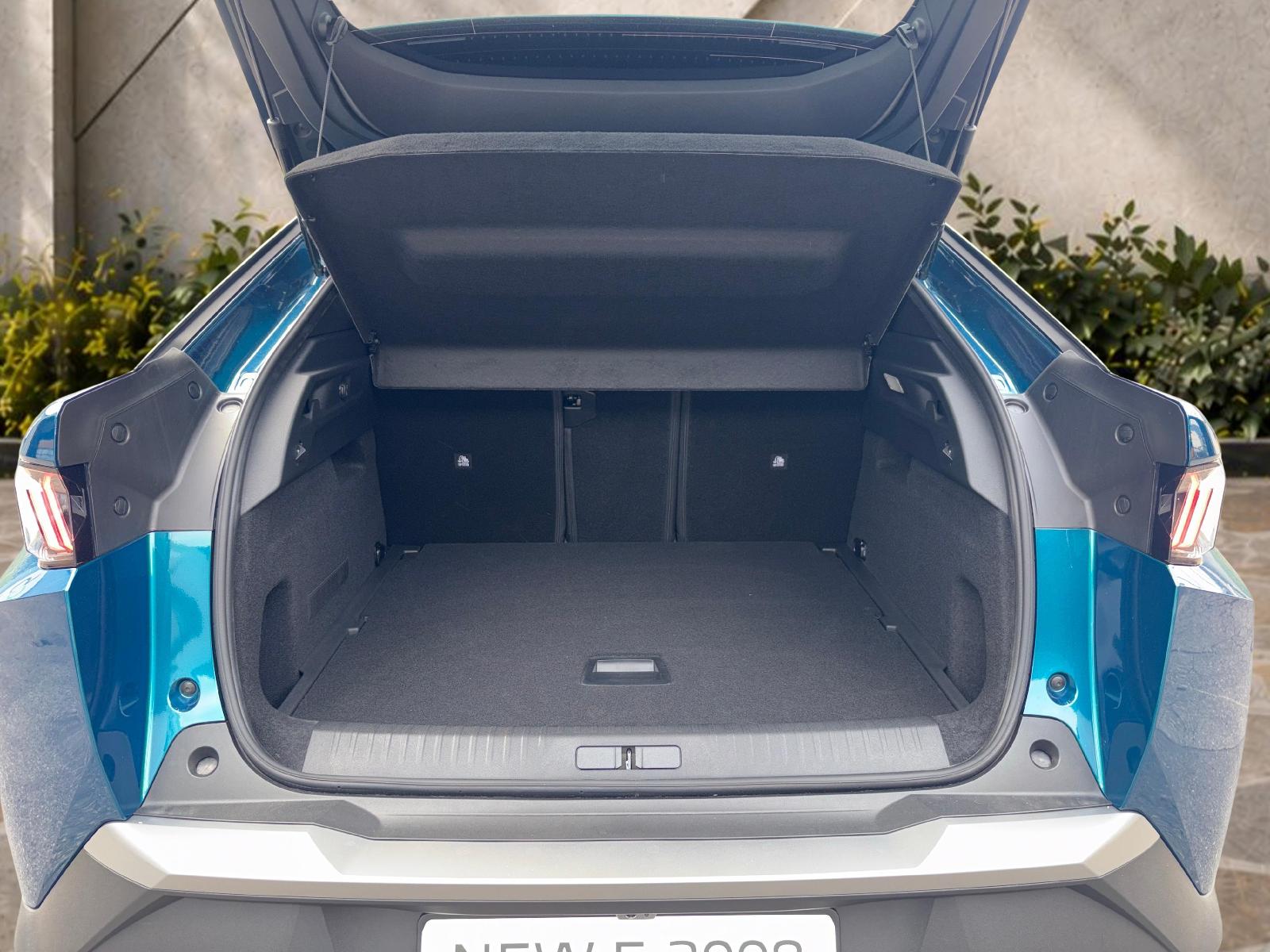 PEUGEOT 3008 e-Allure Premium AWD-image-11