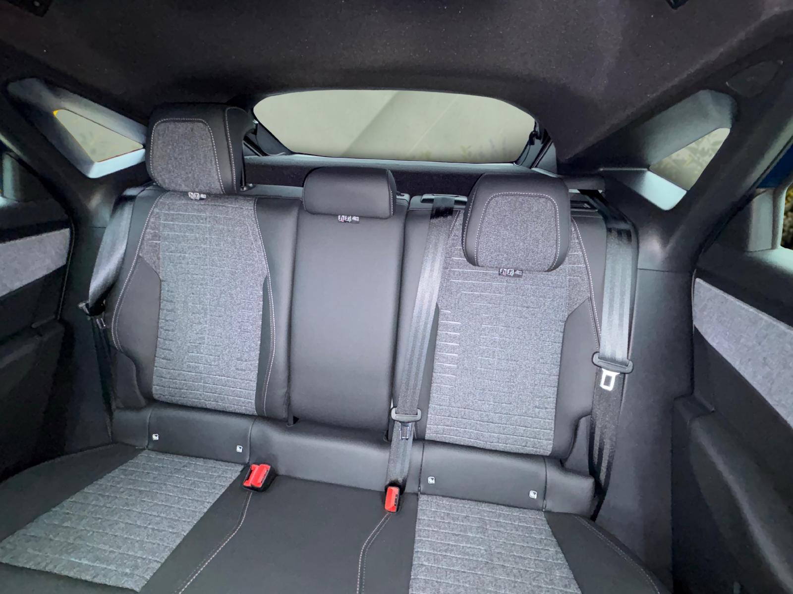 PEUGEOT 3008 e-Allure Premium AWD-image-10
