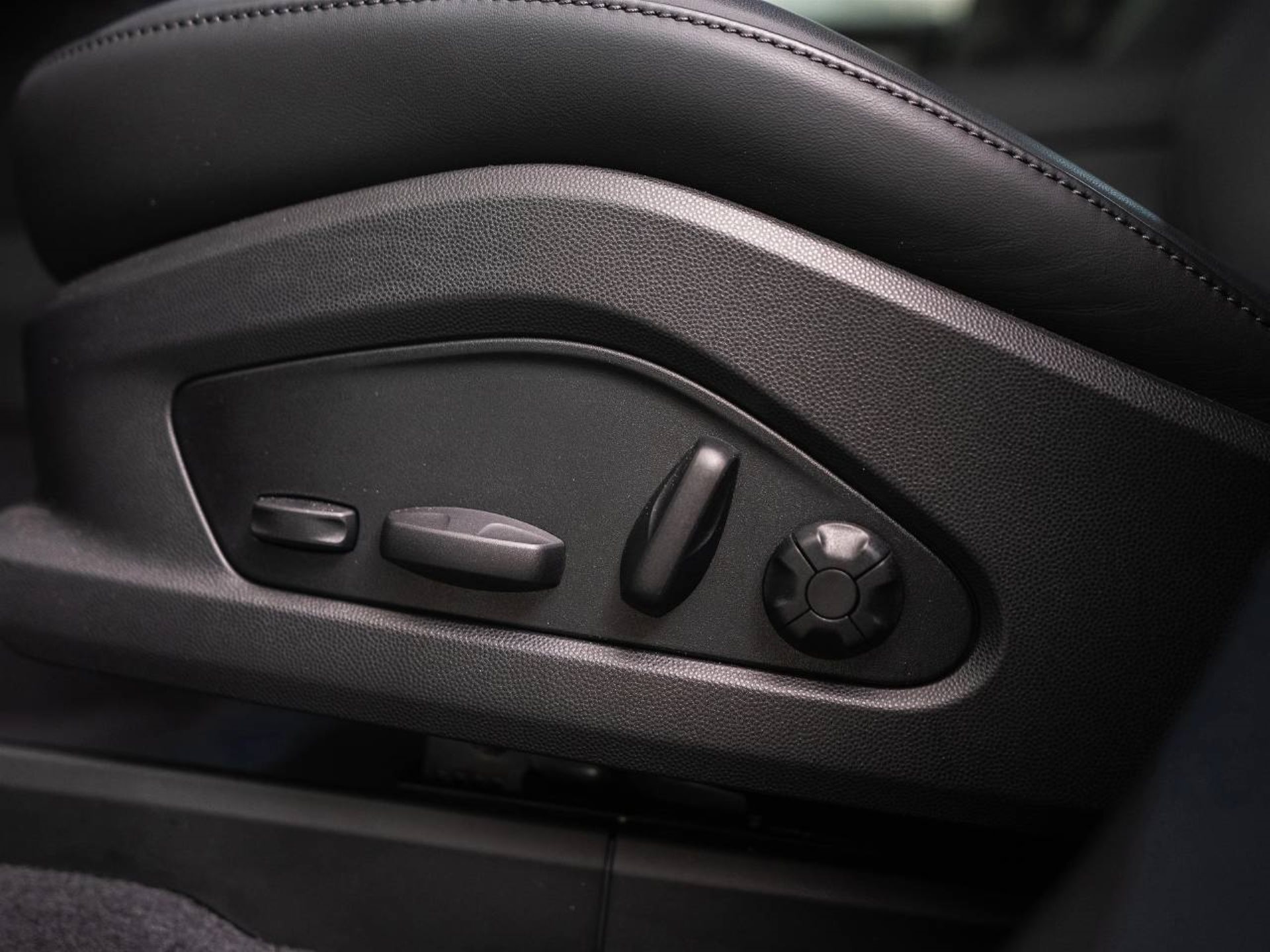 PORSCHE Macan 4S-image-24