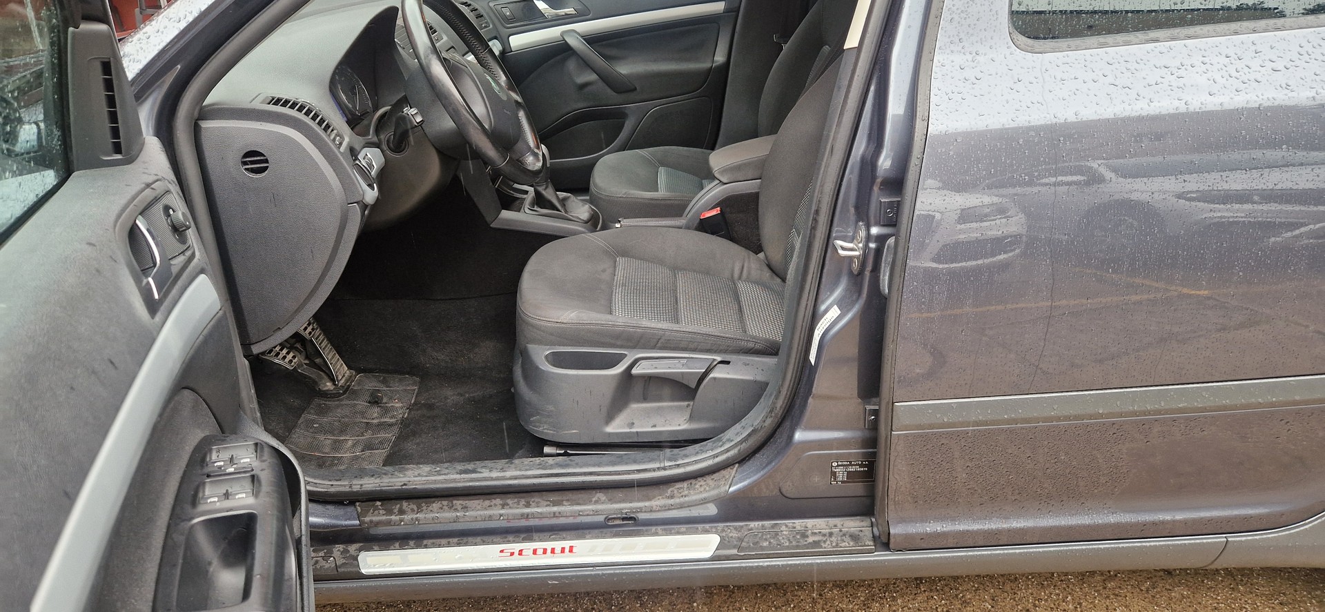 SKODA Octavia Scout 2.0 TDI 4x4-image-5