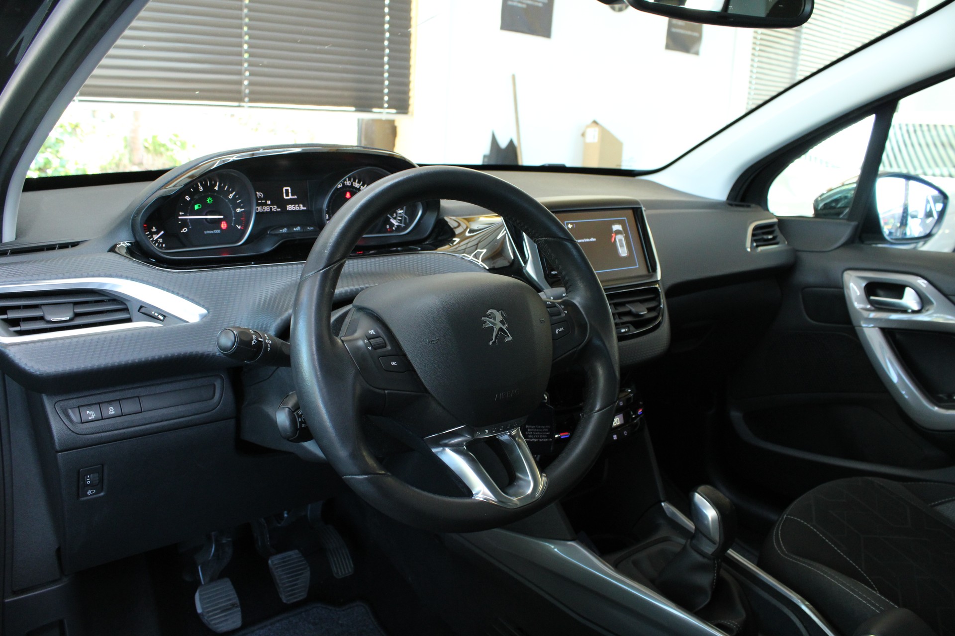 PEUGEOT 2008 1.2 PureTech Style-image-6
