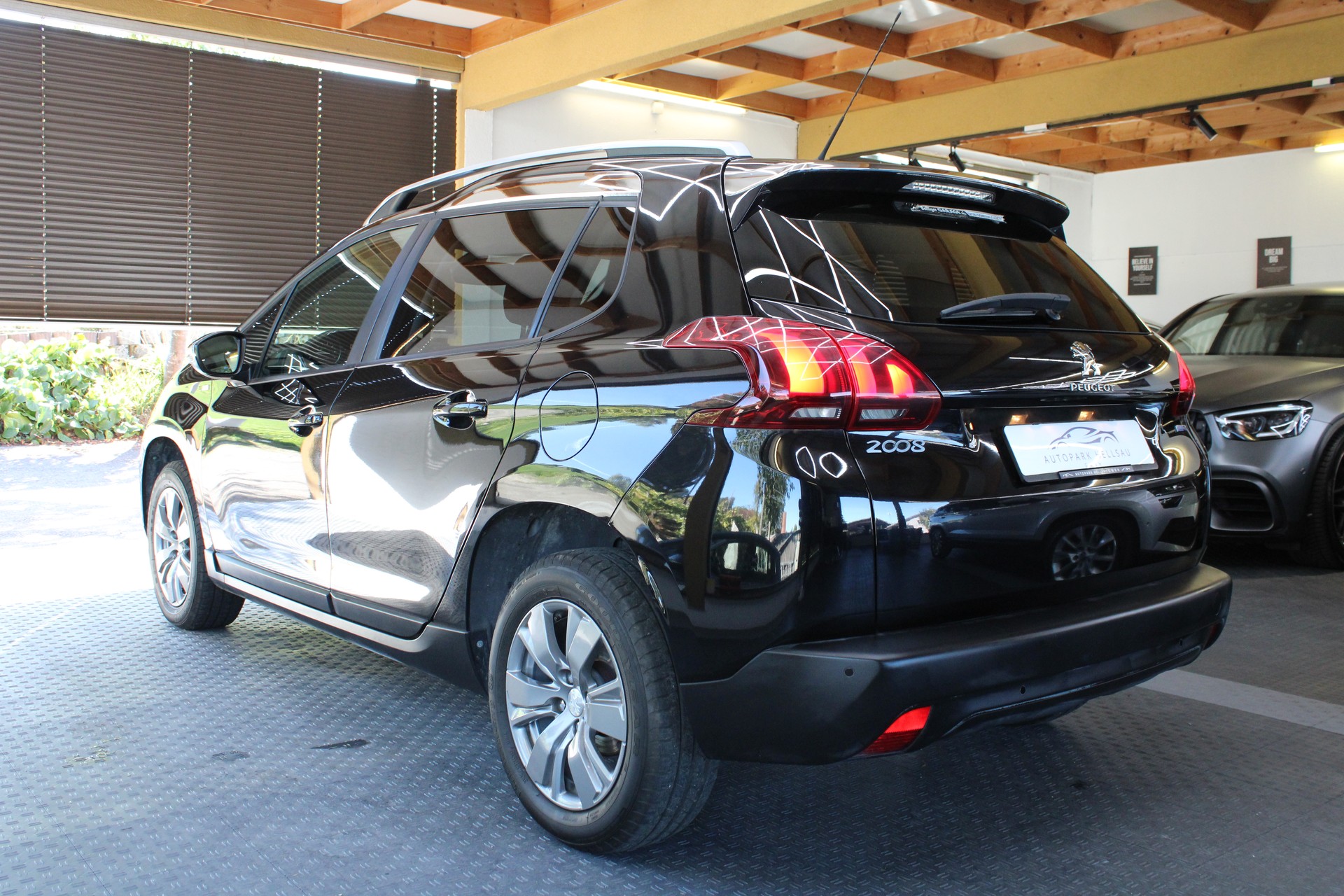 PEUGEOT 2008 1.2 PureTech Style-image-5