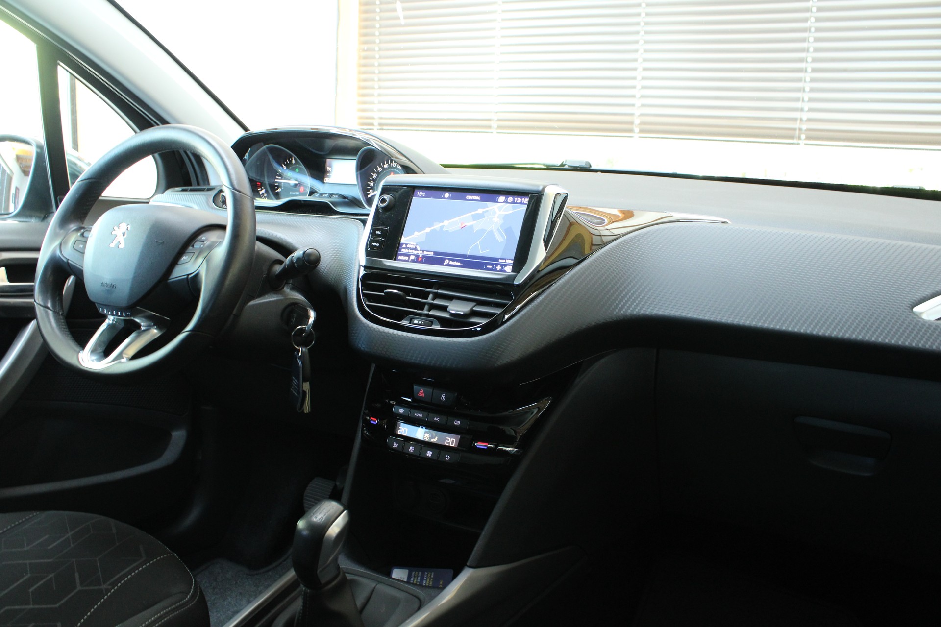 PEUGEOT 2008 1.2 PureTech Style-image-7