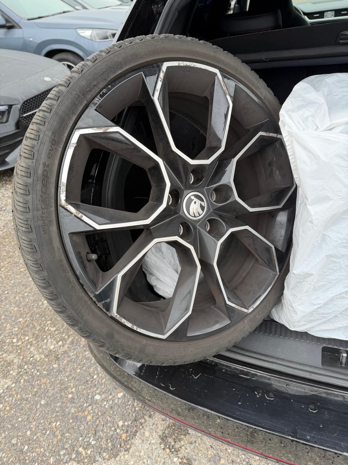 SKODA Octavia Combi 2.0 TSI 245 RS DSG-image-13