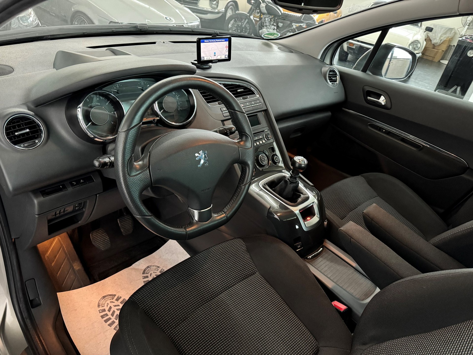 PEUGEOT 5008 1.6 16V T Sport Pack-image-11