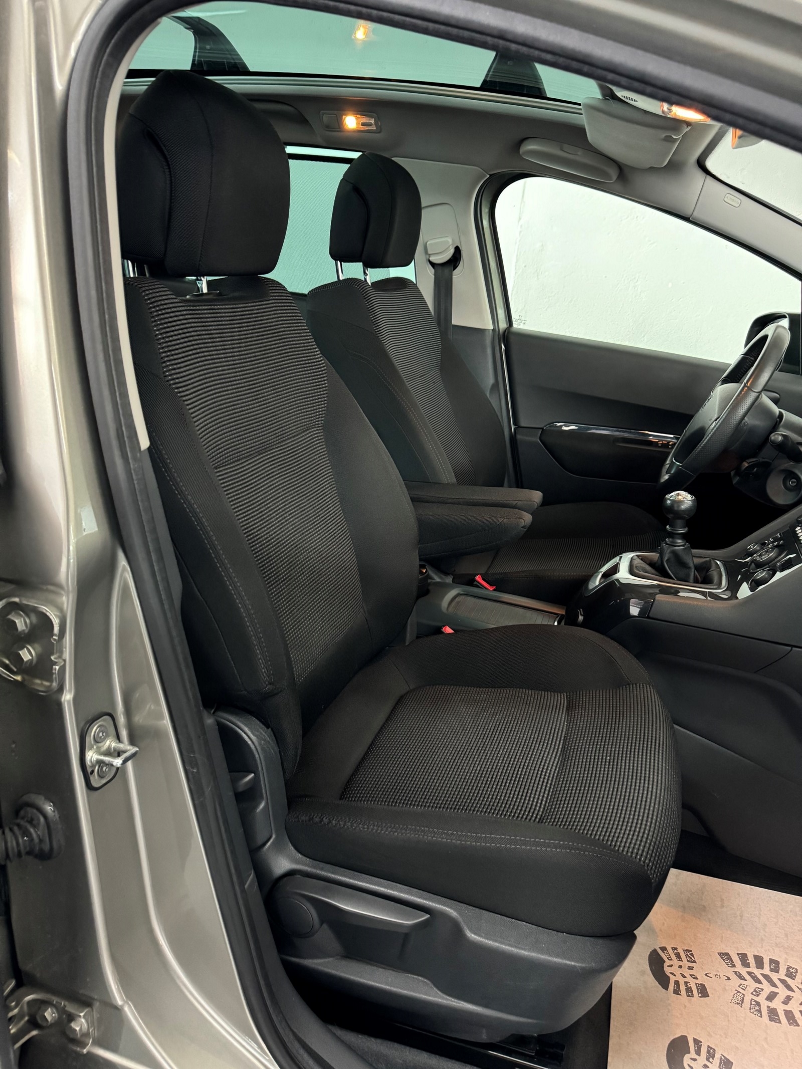 PEUGEOT 5008 1.6 16V T Sport Pack-image-19
