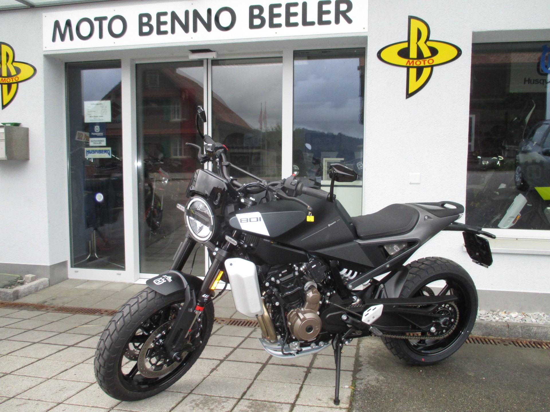HUSQVARNA Svartpilen 801-image-1
