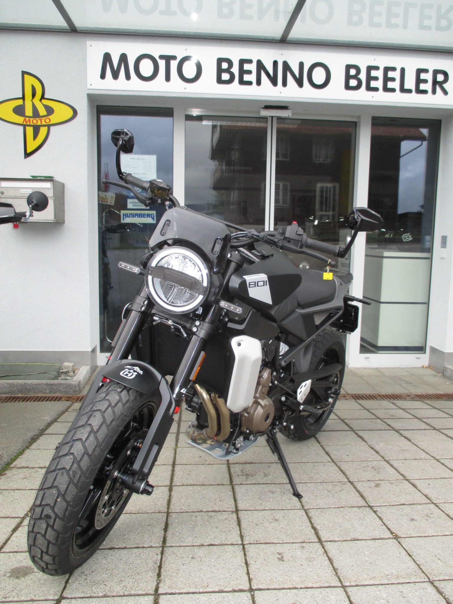 HUSQVARNA Svartpilen 801-image-4