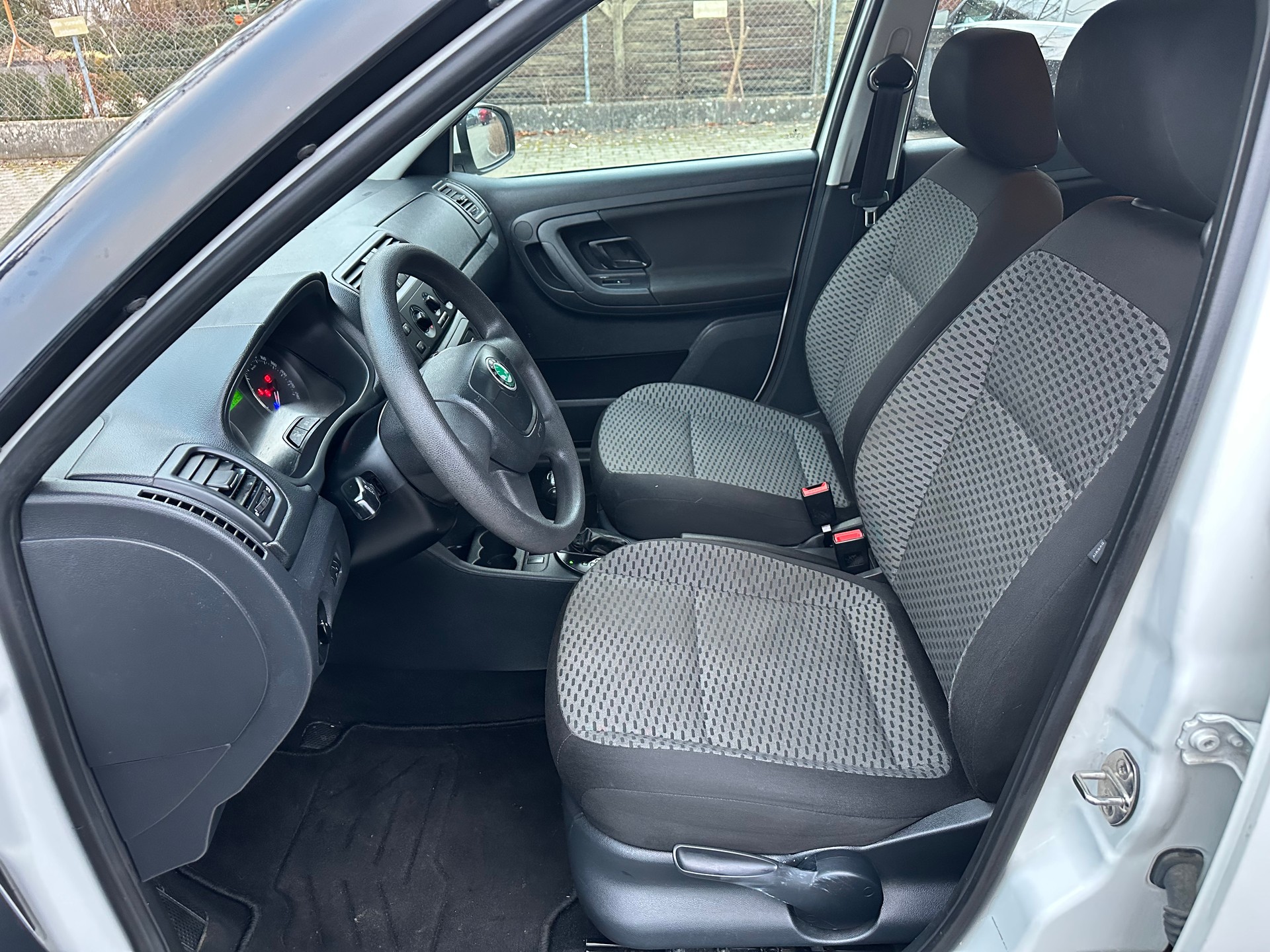 SKODA Fabia 1.2 TSI Ambiente DSG-image-8