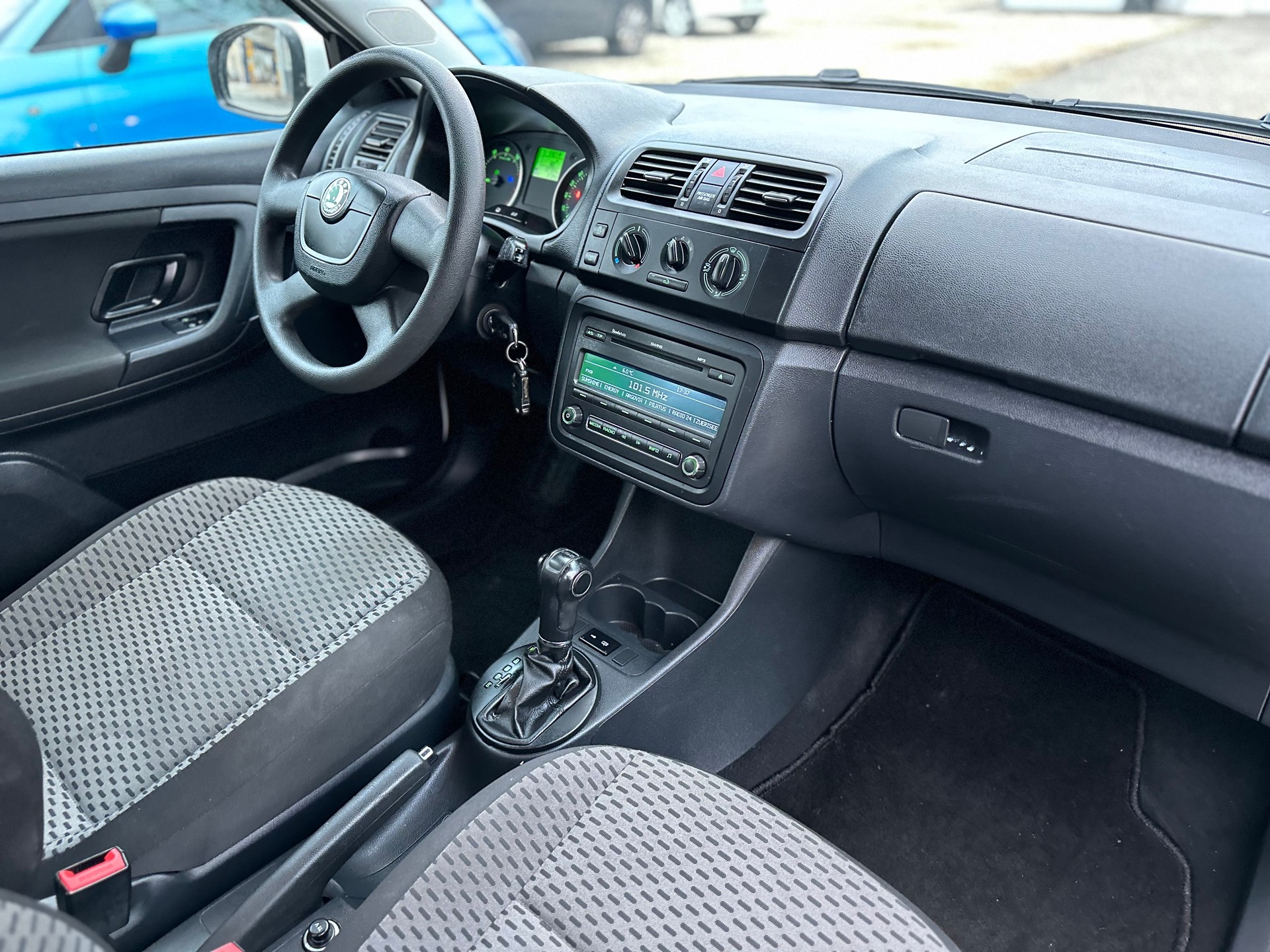 SKODA Fabia 1.2 TSI Ambiente DSG-image-5