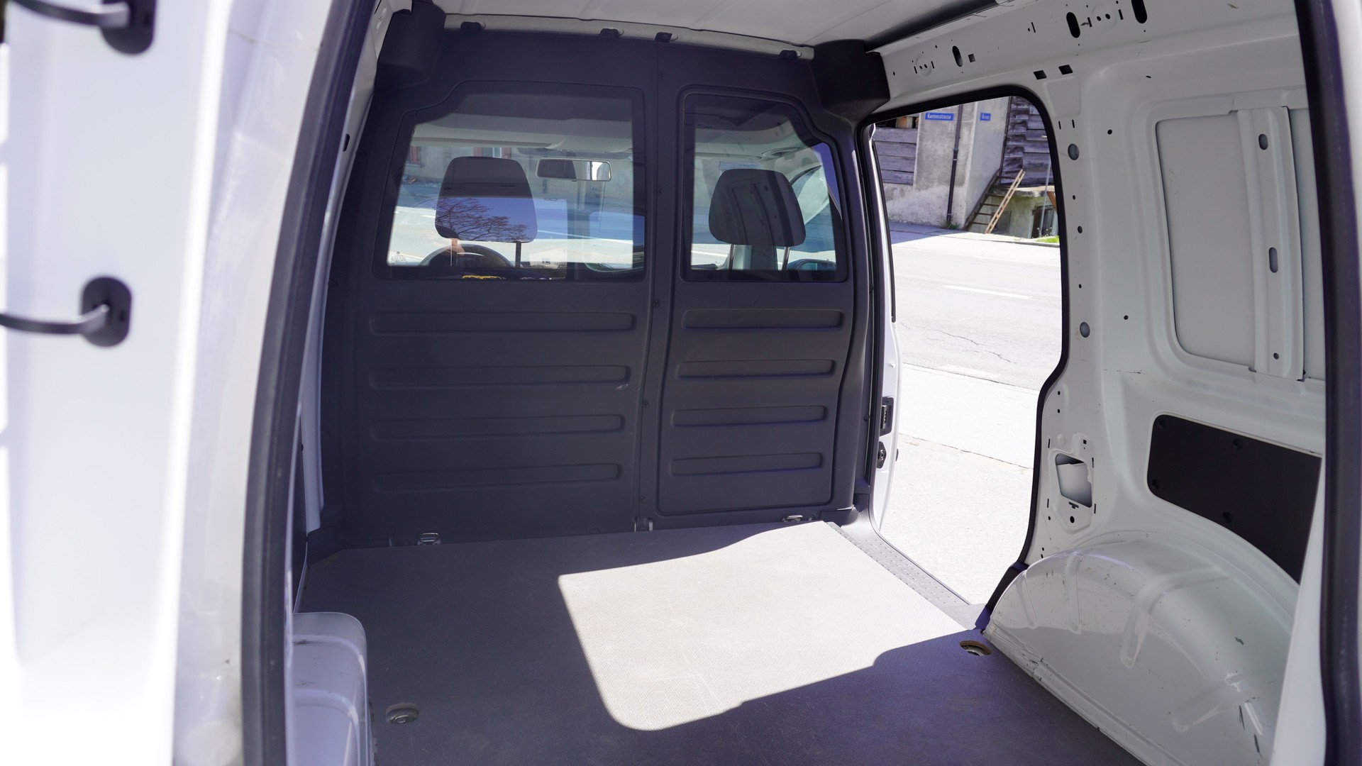 VW Caddy 1.0 TSI Entry BlueMotion Technology-image-6