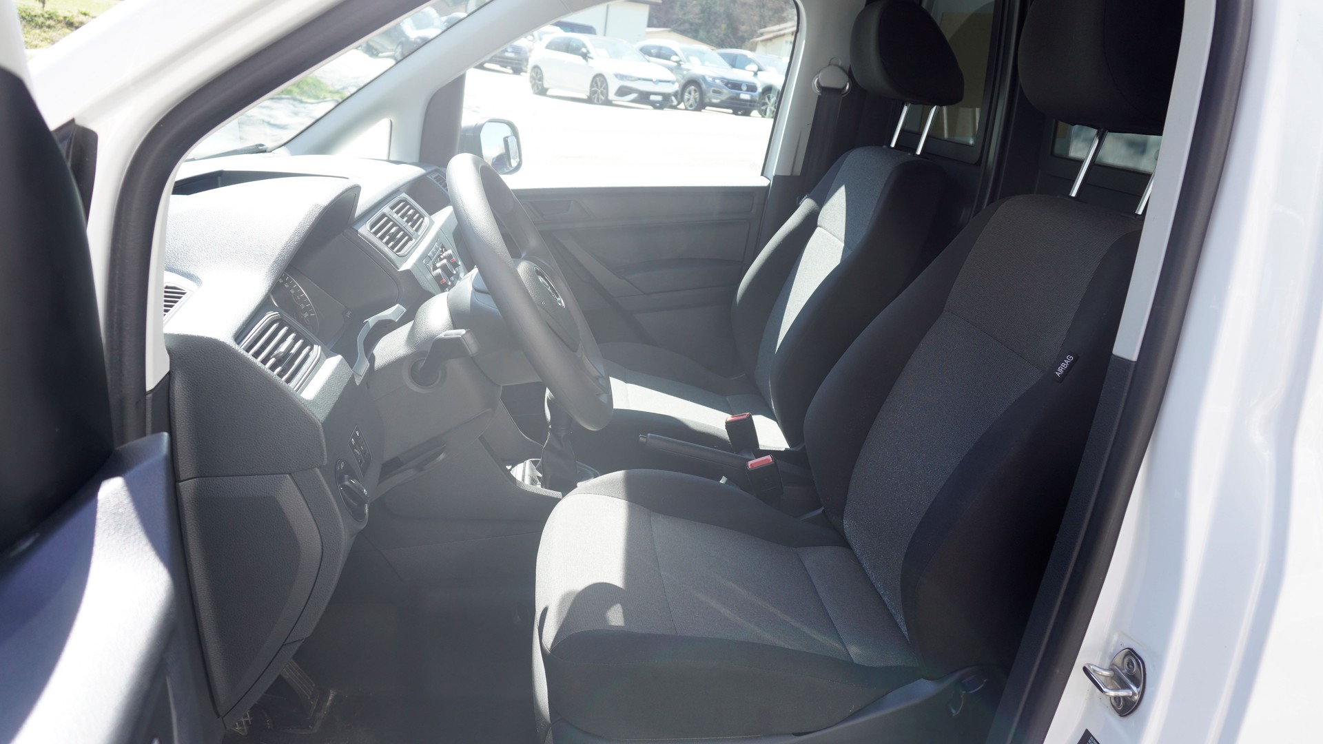 VW Caddy 1.0 TSI Entry BlueMotion Technology-image-5