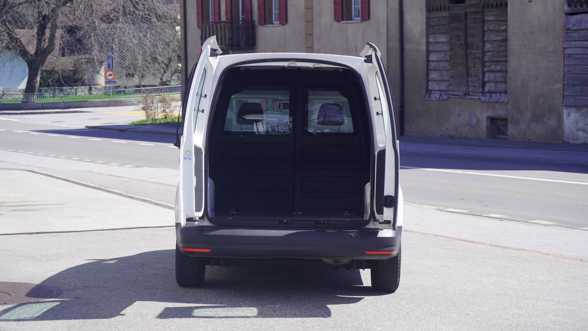 VW Caddy 1.0 TSI Entry BlueMotion Technology-image-11