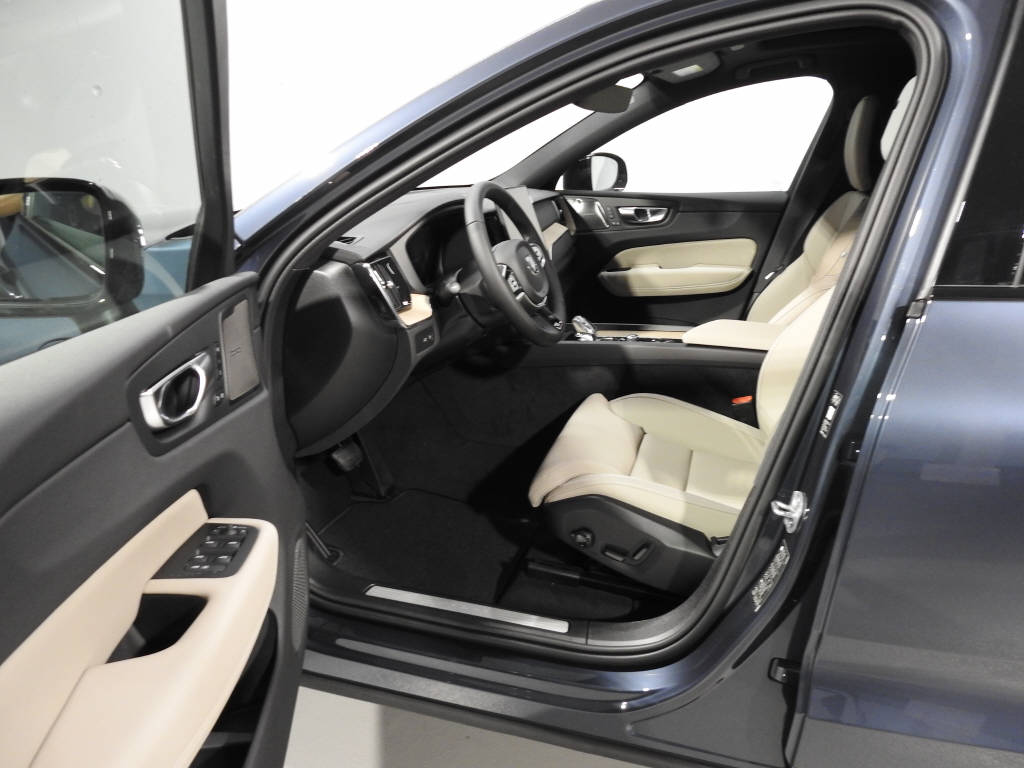 VOLVO XC60 2.0 T8 TE Ultra Dark eAWD-image-8