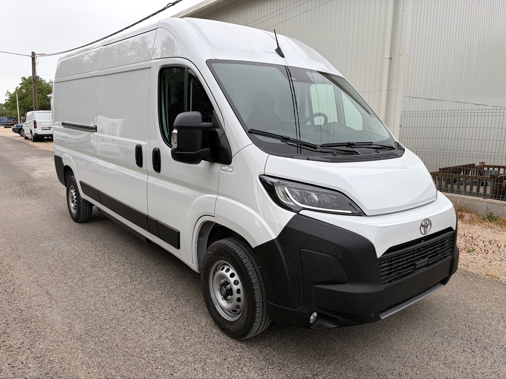 TOYOTA L3H2 mit 270 Ps und 110kw und 150kw Schnell-Ladegerät Vollausstattung und auflastbar auf 4.25 To. Top Angebot !!!-image-11