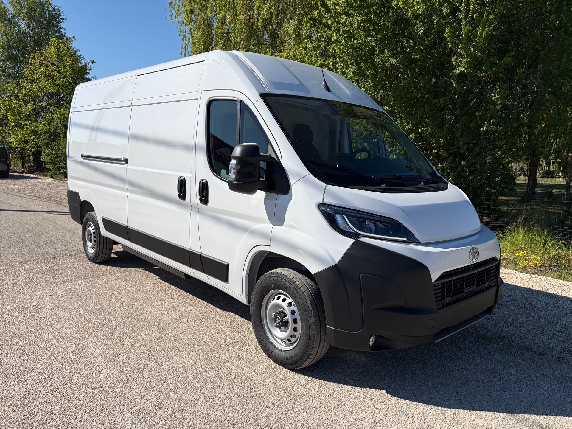 TOYOTA L3H2 mit 270 Ps und 110kw und 150kw Schnell-Ladegerät Vollausstattung und auflastbar auf 4.25 To. Top Angebot !!!