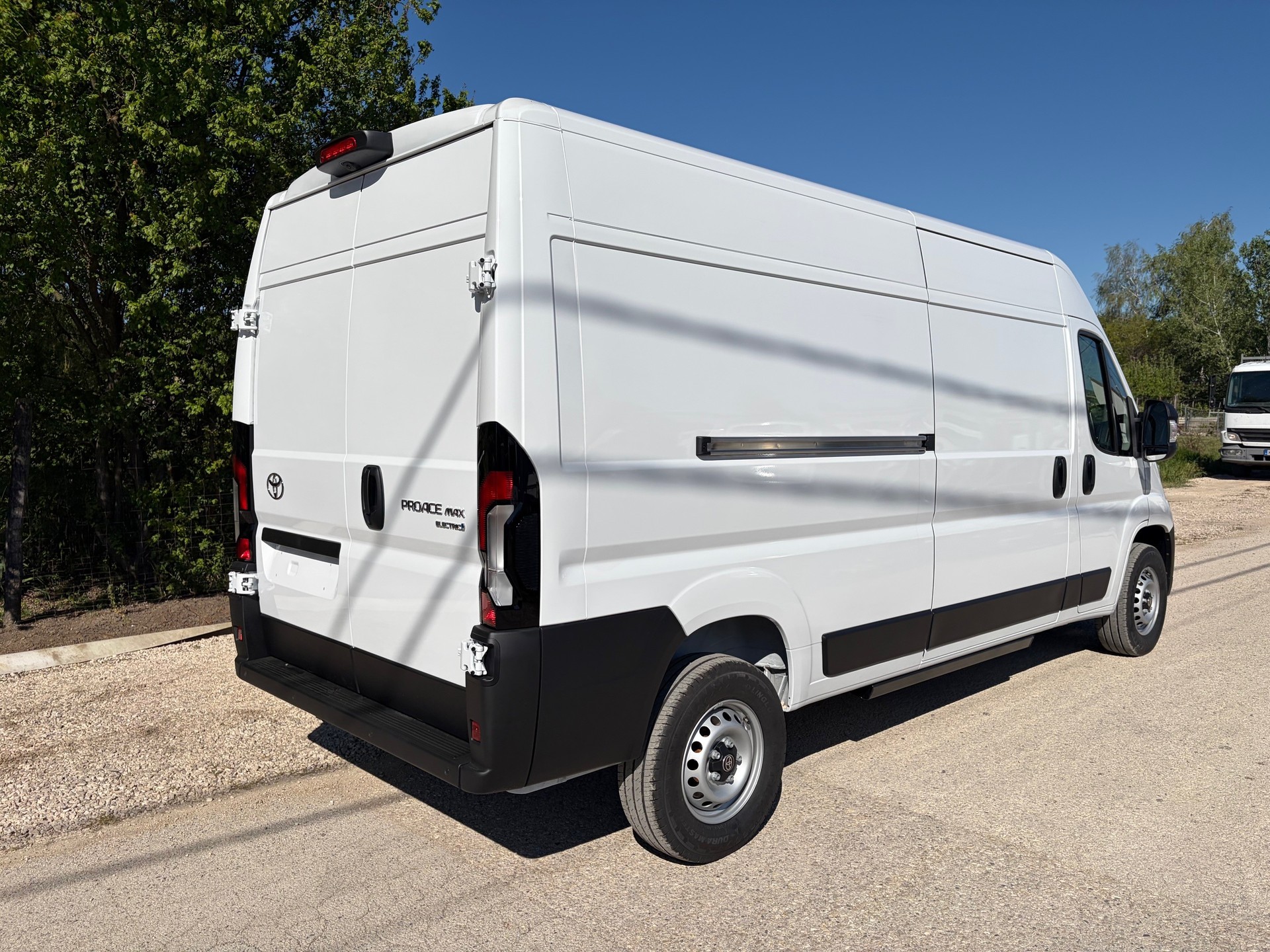 TOYOTA L3H2 mit 270 Ps und 110kw und 150kw Schnell-Ladegerät Vollausstattung und auflastbar auf 4.25 To. Top Angebot !!!-image-4