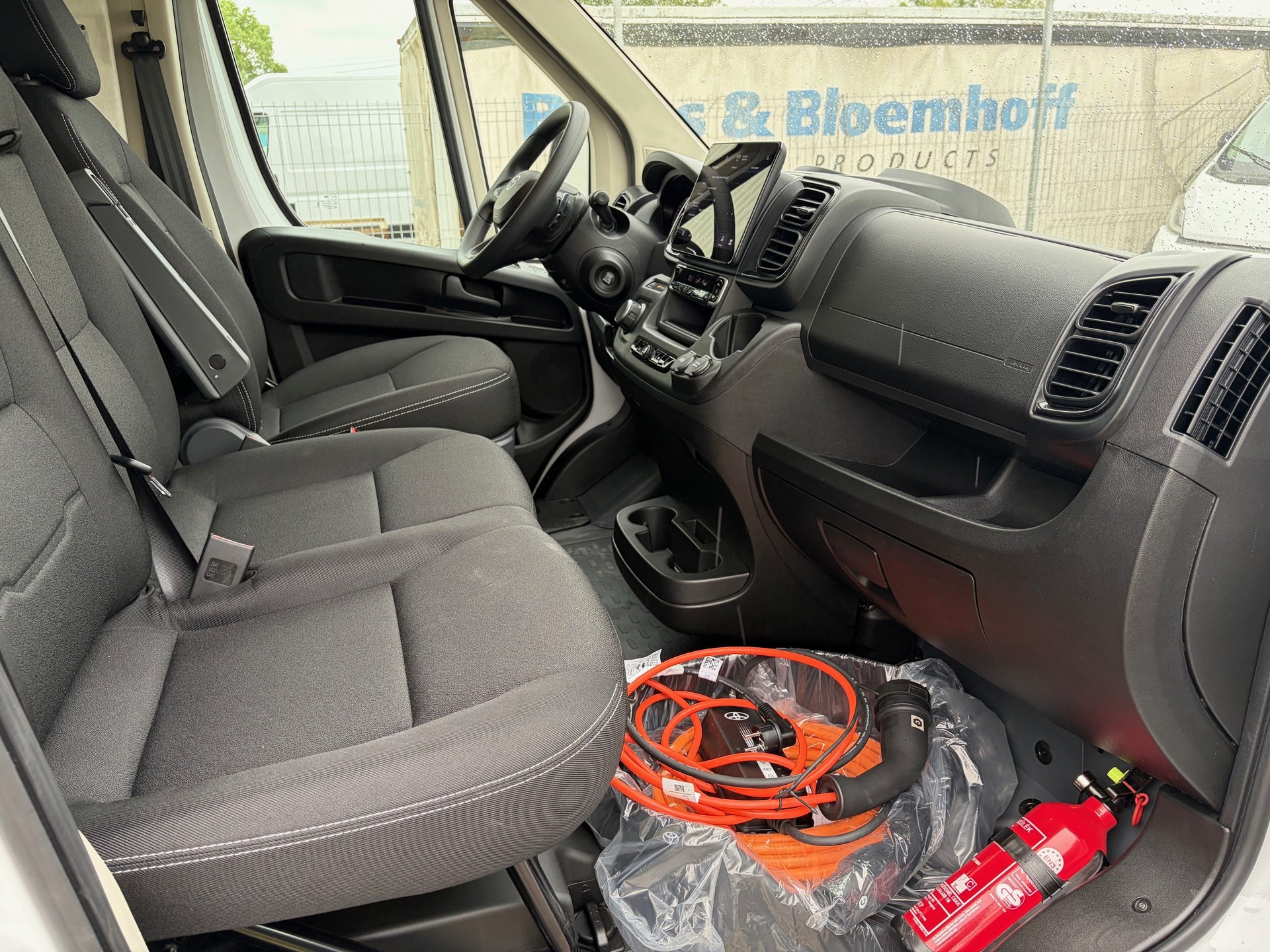 TOYOTA L3H2 mit 270 Ps und 110kw und 150kw Schnell-Ladegerät Vollausstattung und auflastbar auf 4.25 To. Top Angebot !!!-image-12
