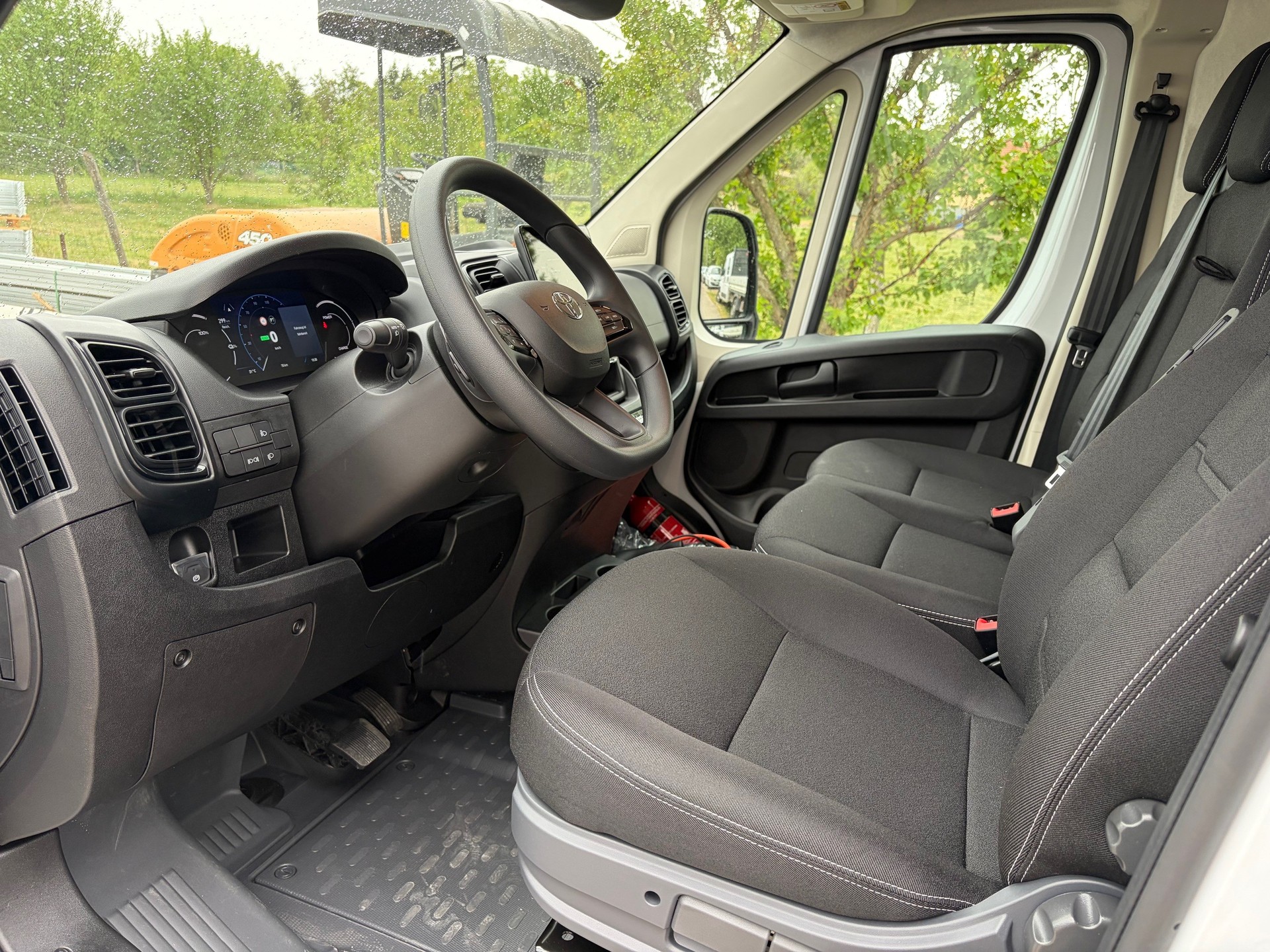 TOYOTA L3H2 mit 270 Ps und 110kw und 150kw Schnell-Ladegerät Vollausstattung und auflastbar auf 4.25 To. Top Angebot !!!-image-13