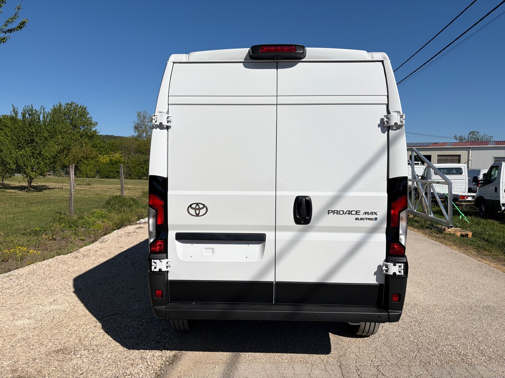 TOYOTA L3H2 mit 270 Ps und 110kw und 150kw Schnell-Ladegerät Vollausstattung und auflastbar auf 4.25 To. Top Angebot !!!-image-3