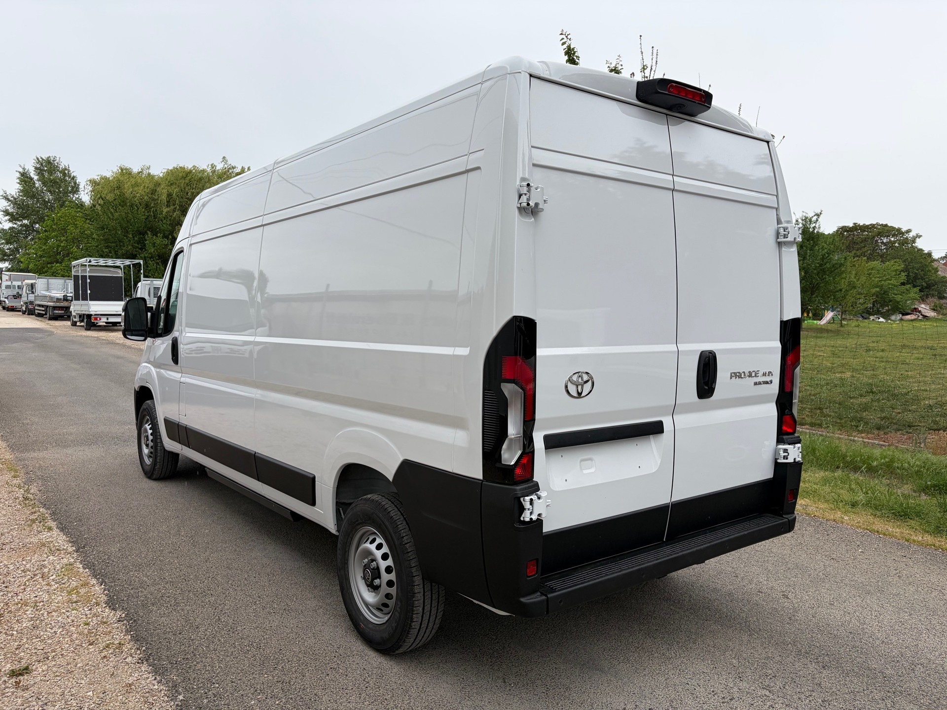 TOYOTA L3H2 mit 270 Ps und 110kw und 150kw Schnell-Ladegerät Vollausstattung und auflastbar auf 4.25 To. Top Angebot !!!-image-9