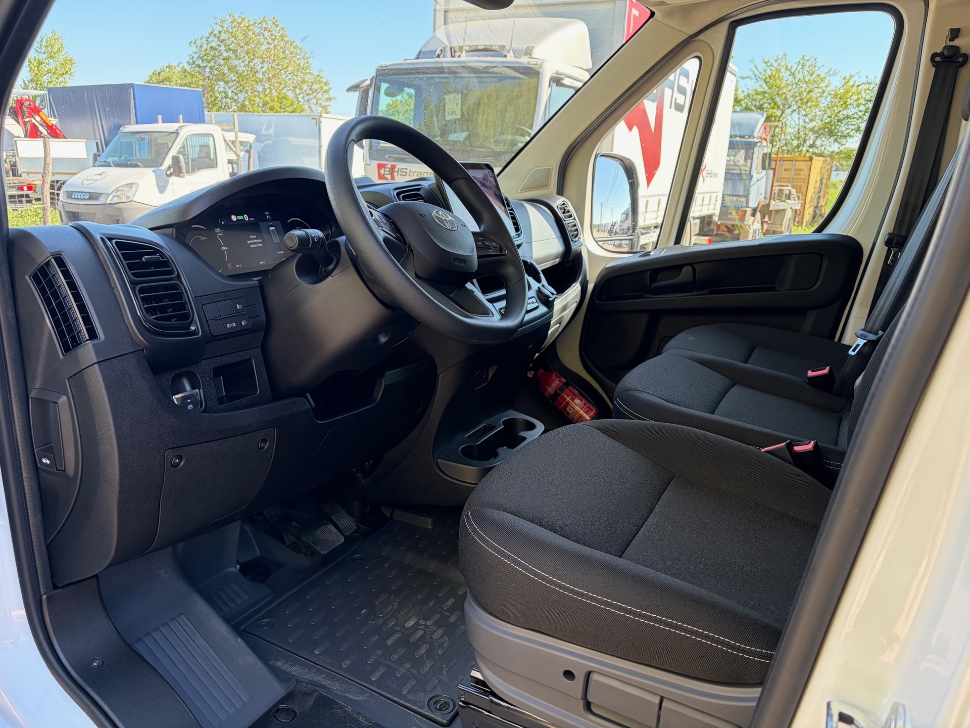 TOYOTA L3H2 mit 270 Ps und 110kw und 150kw Schnell-Ladegerät Vollausstattung und auflastbar auf 4.25 To. Top Angebot !!!-image-6