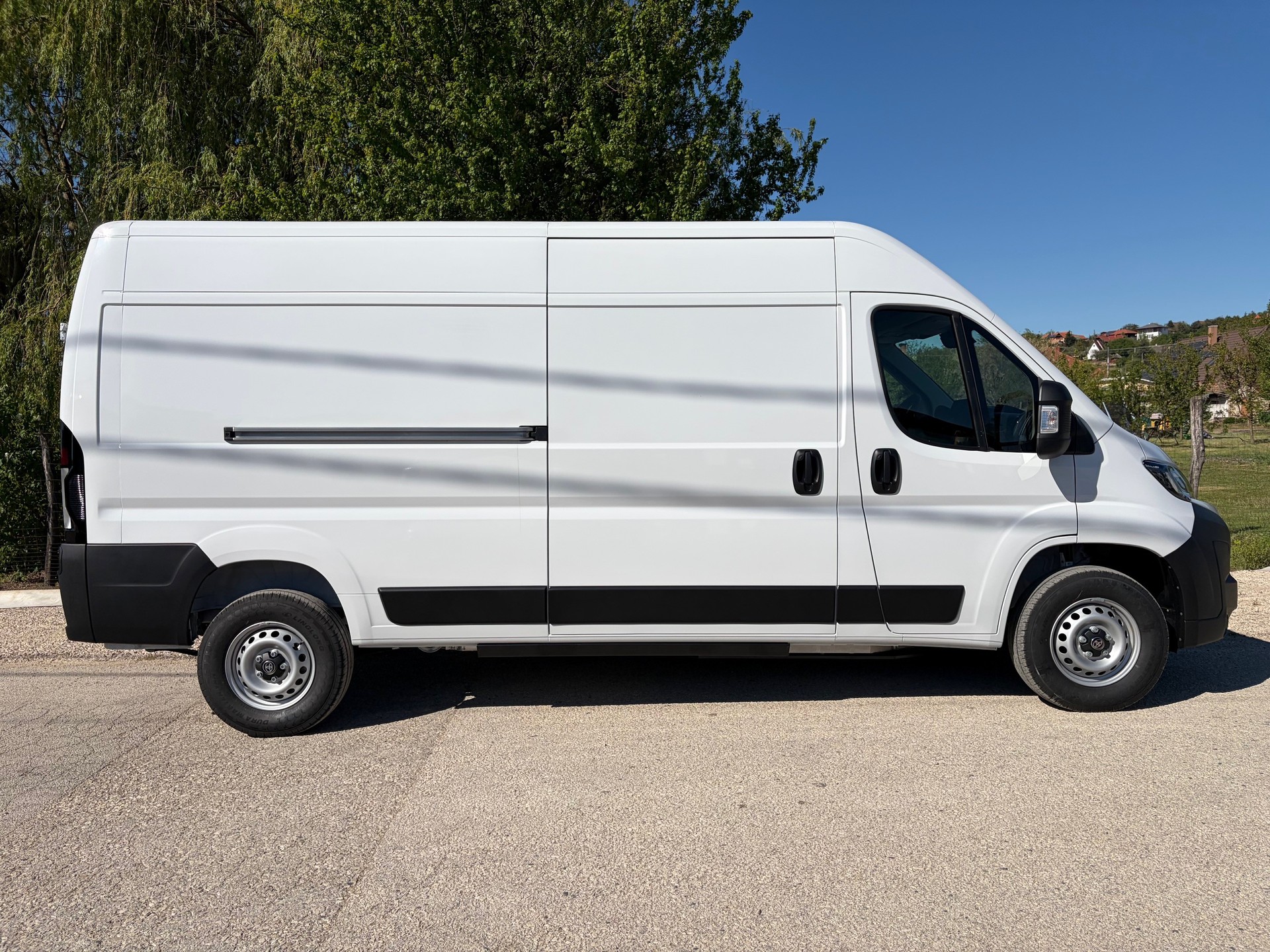 TOYOTA L3H2 mit 270 Ps und 110kw und 150kw Schnell-Ladegerät Vollausstattung und auflastbar auf 4.25 To. Top Angebot !!!-image-2