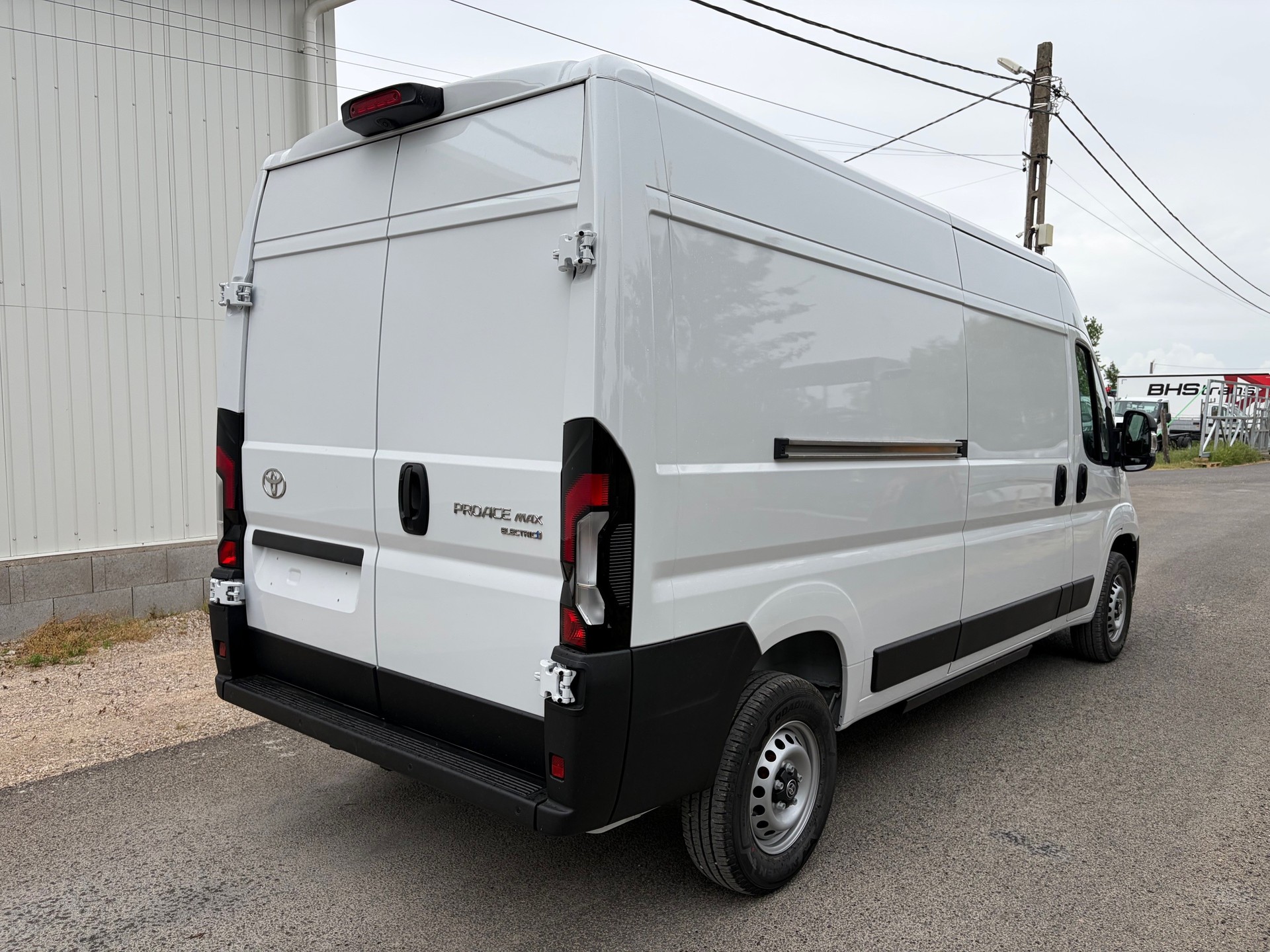 TOYOTA L3H2 mit 270 Ps und 110kw und 150kw Schnell-Ladegerät Vollausstattung und auflastbar auf 4.25 To. Top Angebot !!!-image-10