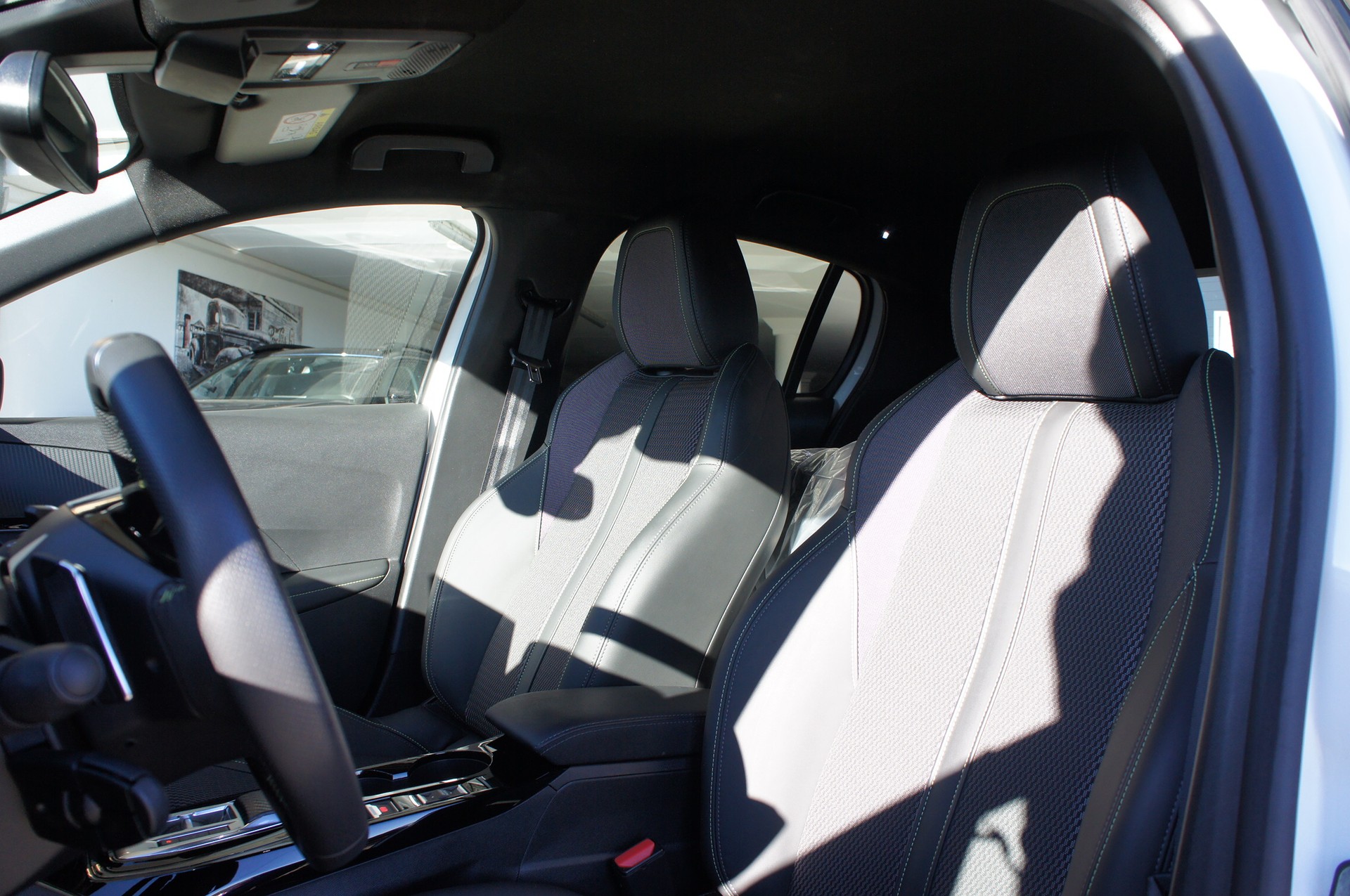 PEUGEOT 208 1.2 MHEV 145 GT-image-12