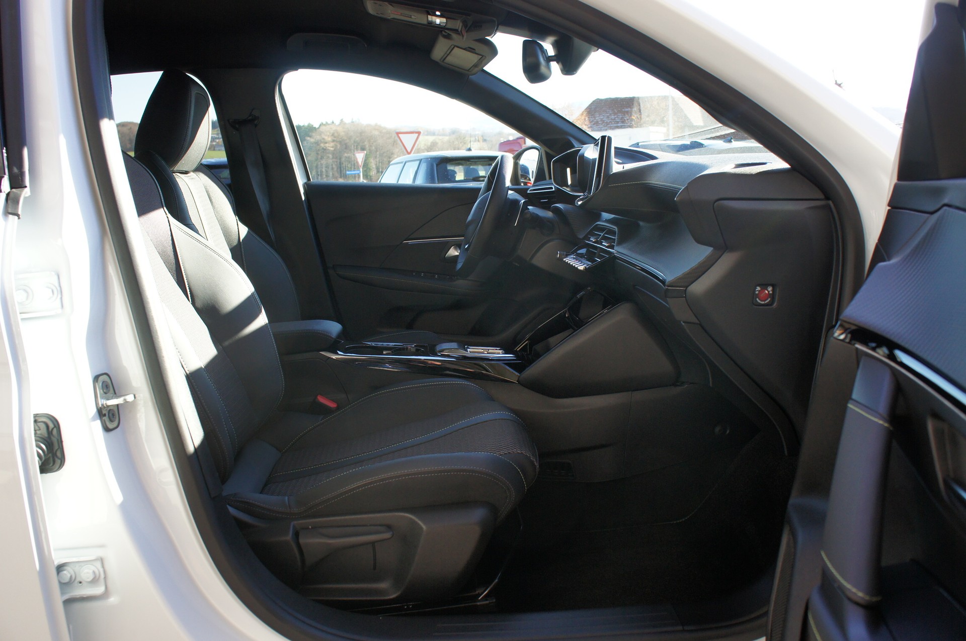PEUGEOT 208 1.2 MHEV 145 GT-image-8