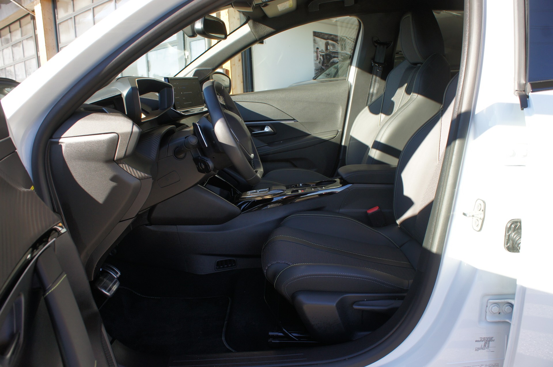 PEUGEOT 208 1.2 MHEV 145 GT-image-11