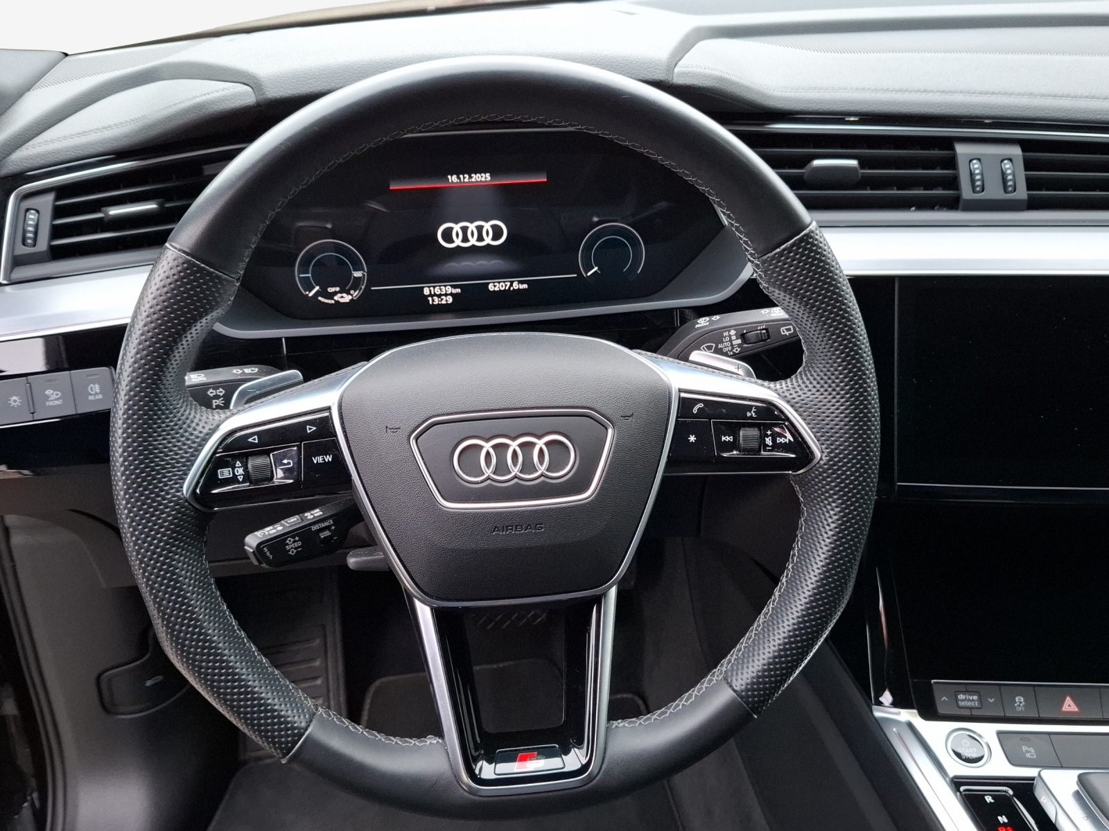 AUDI e-tron 55 S Line Black Edition quattro-image-10