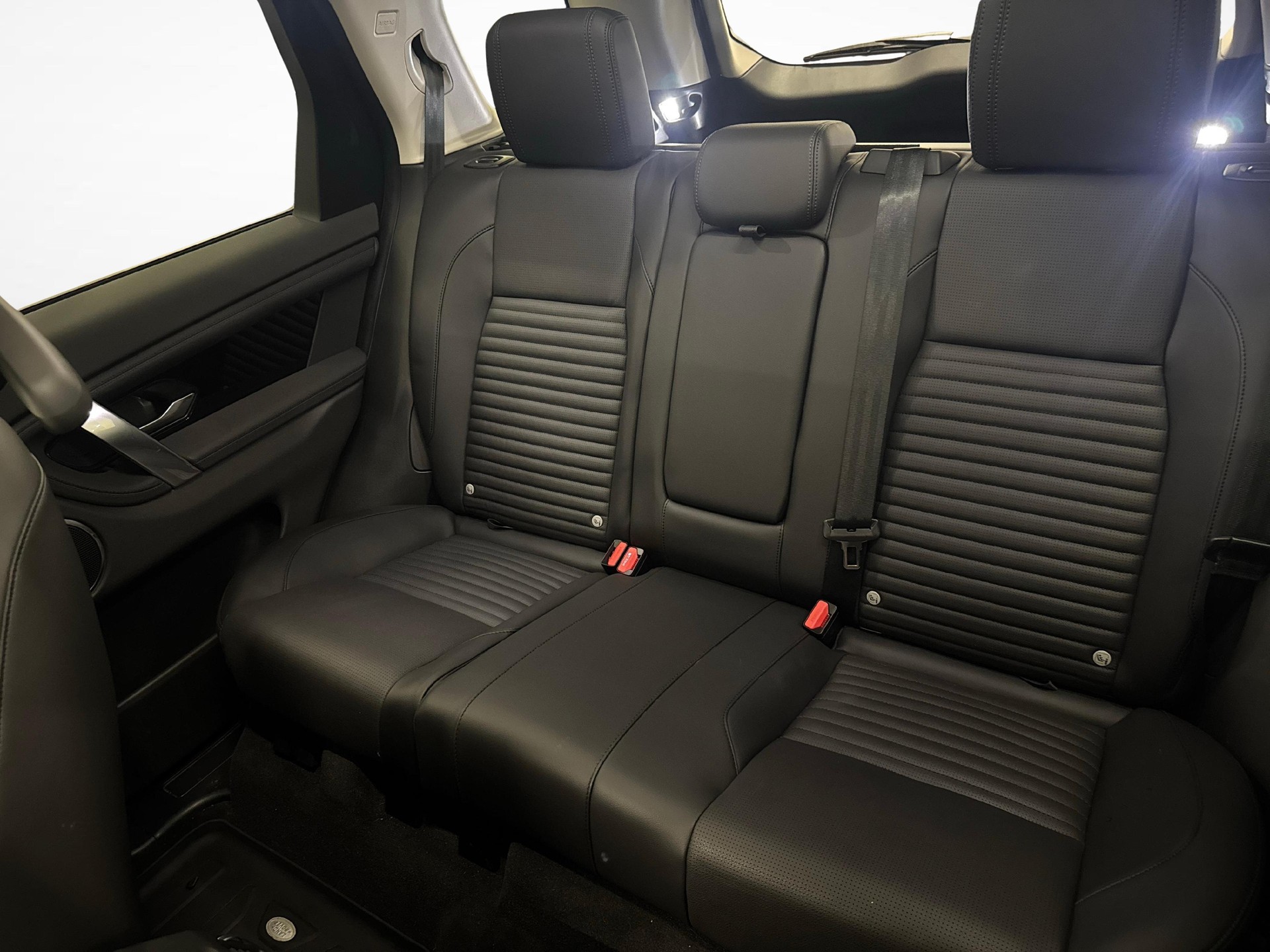 LAND ROVER Discovery Sport 1.5 T 300e S-image-12