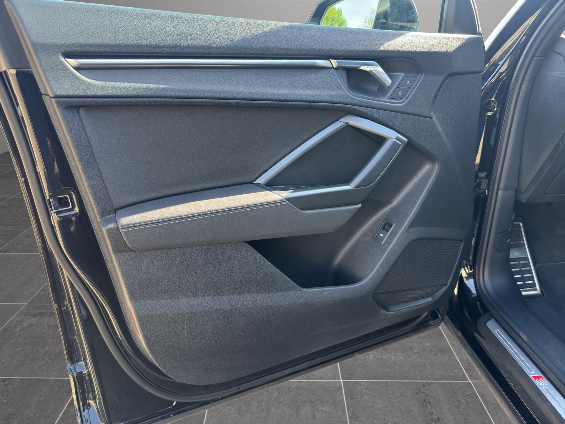 AUDI Q3 40 TFSI S line quattro S-tronic-image-16