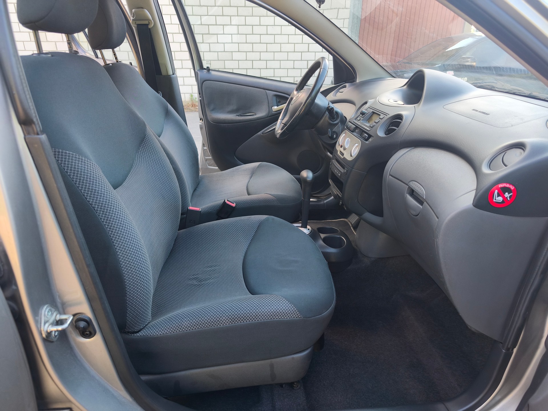 TOYOTA Yaris 1.3 Linea Sol-image-6