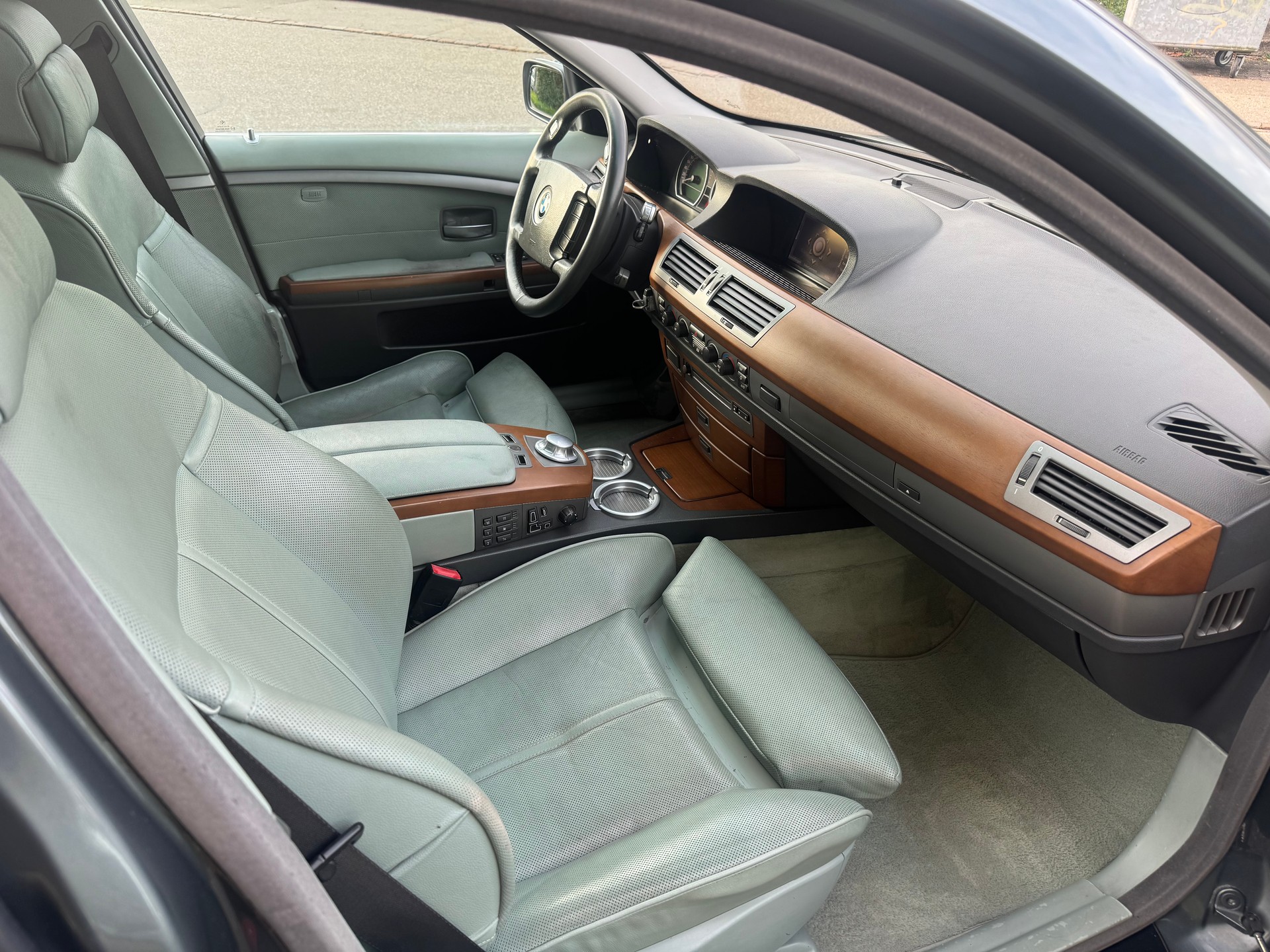 BMW 745i-image-8