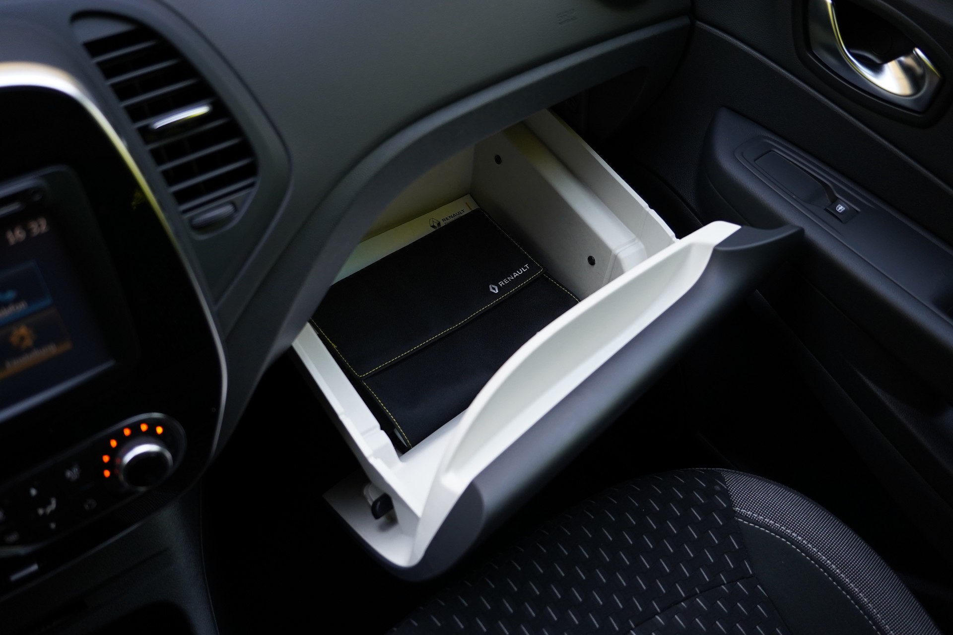 RENAULT Captur 1.2 T 16V Intens EDC-image-29