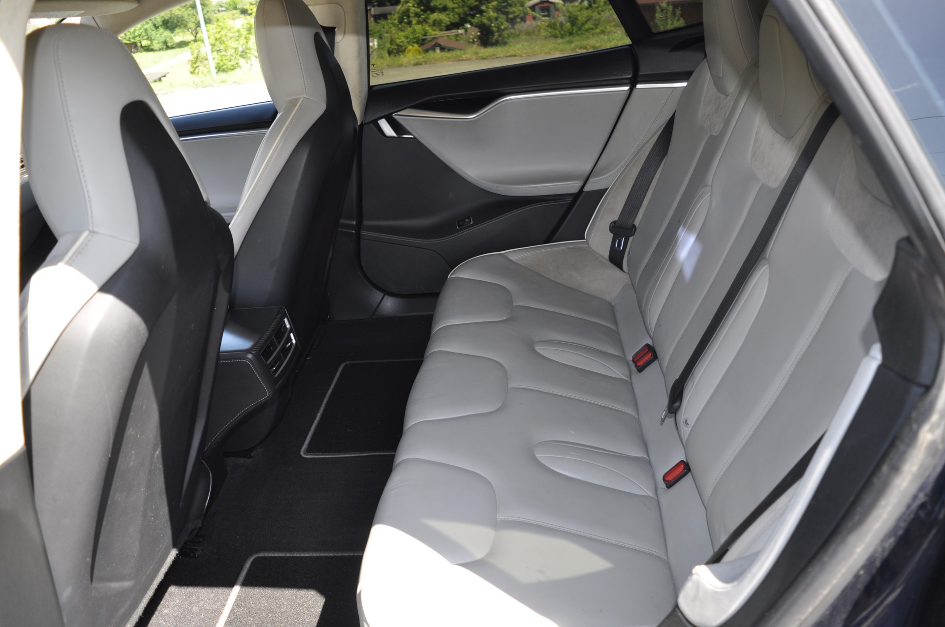 TESLA Model S 85 Performance-image-9