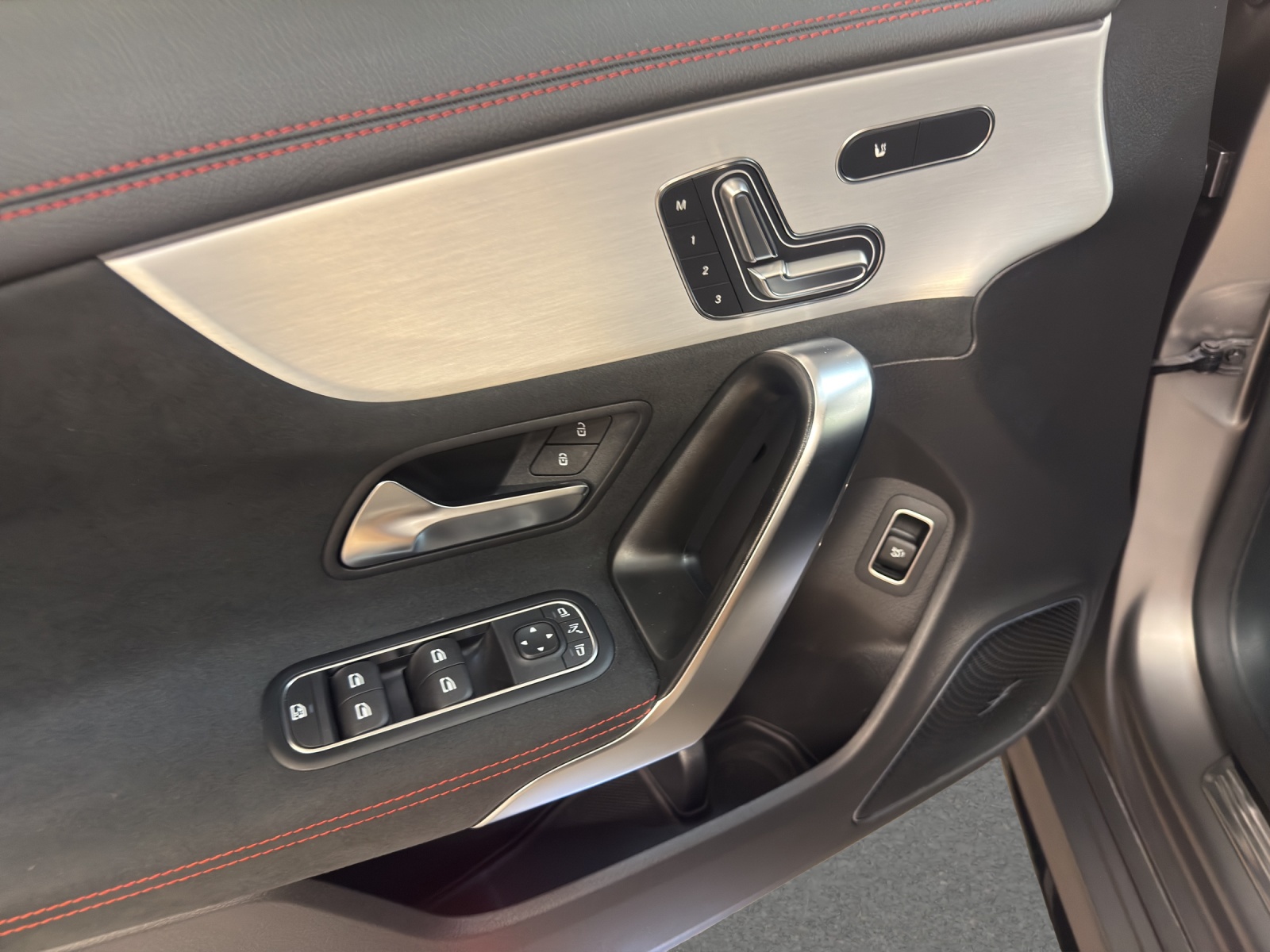 MERCEDES-BENZ CLA 35 4M - AMG / 360 Grad Kamera / Panorama-Dach / Head-Up Display-image-12