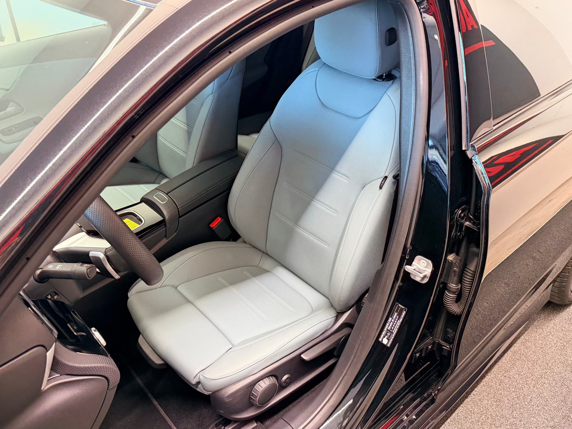 MERCEDES-BENZ A 250 4Matic AMG Line 8G-DCT-image-13