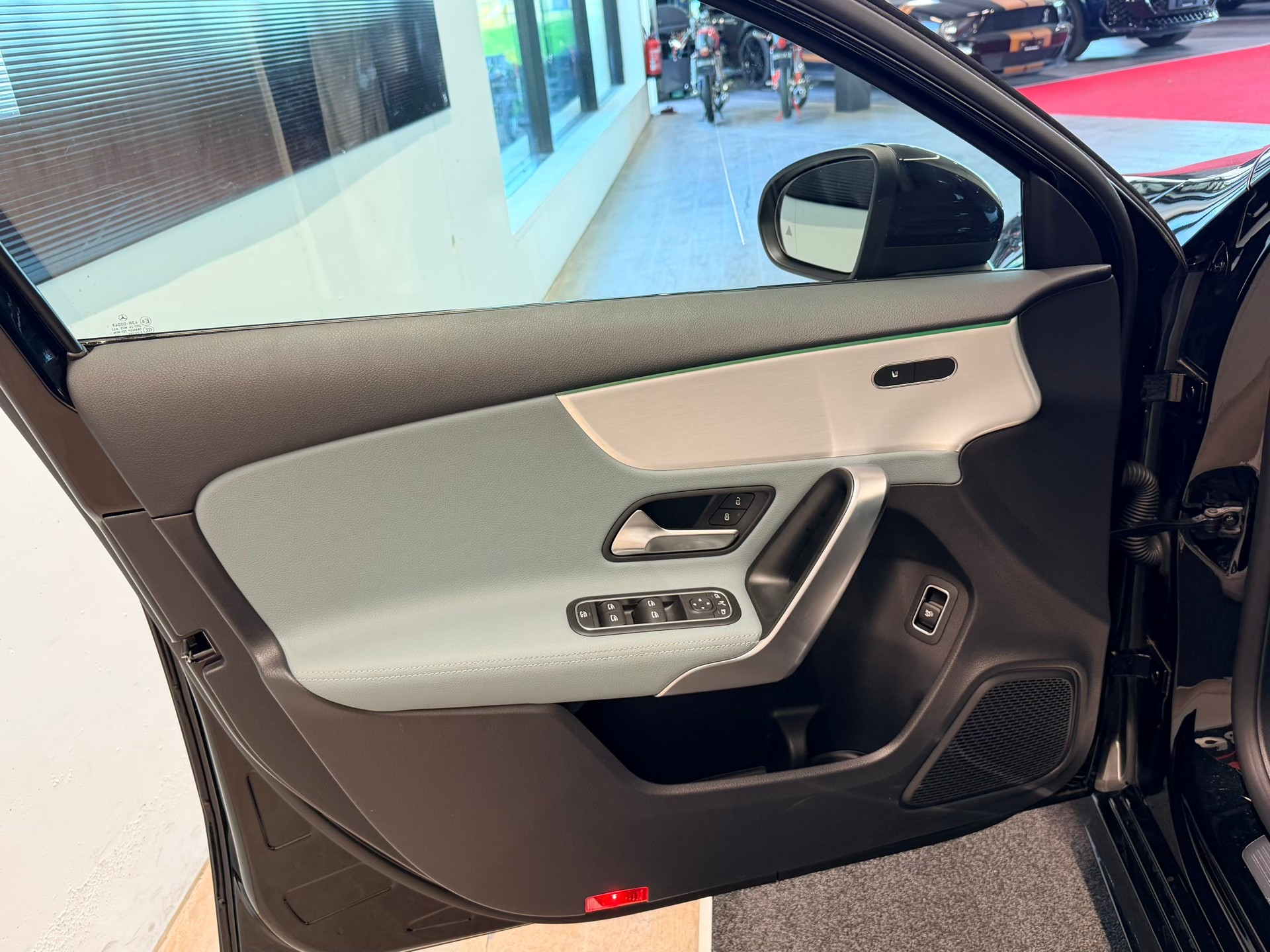 MERCEDES-BENZ A 250 4Matic AMG Line 8G-DCT-image-11