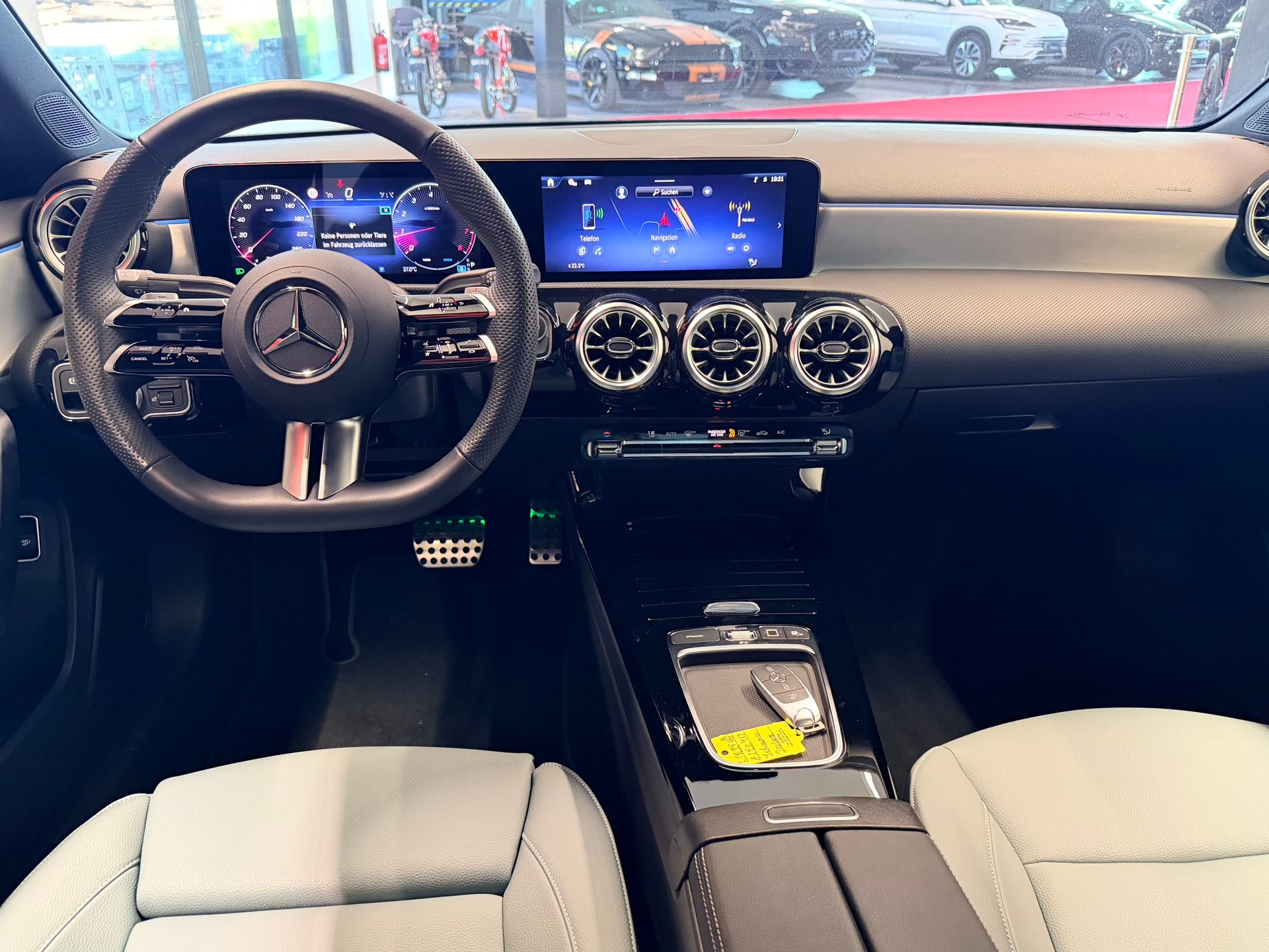 MERCEDES-BENZ A 250 4Matic AMG Line 8G-DCT-image-16